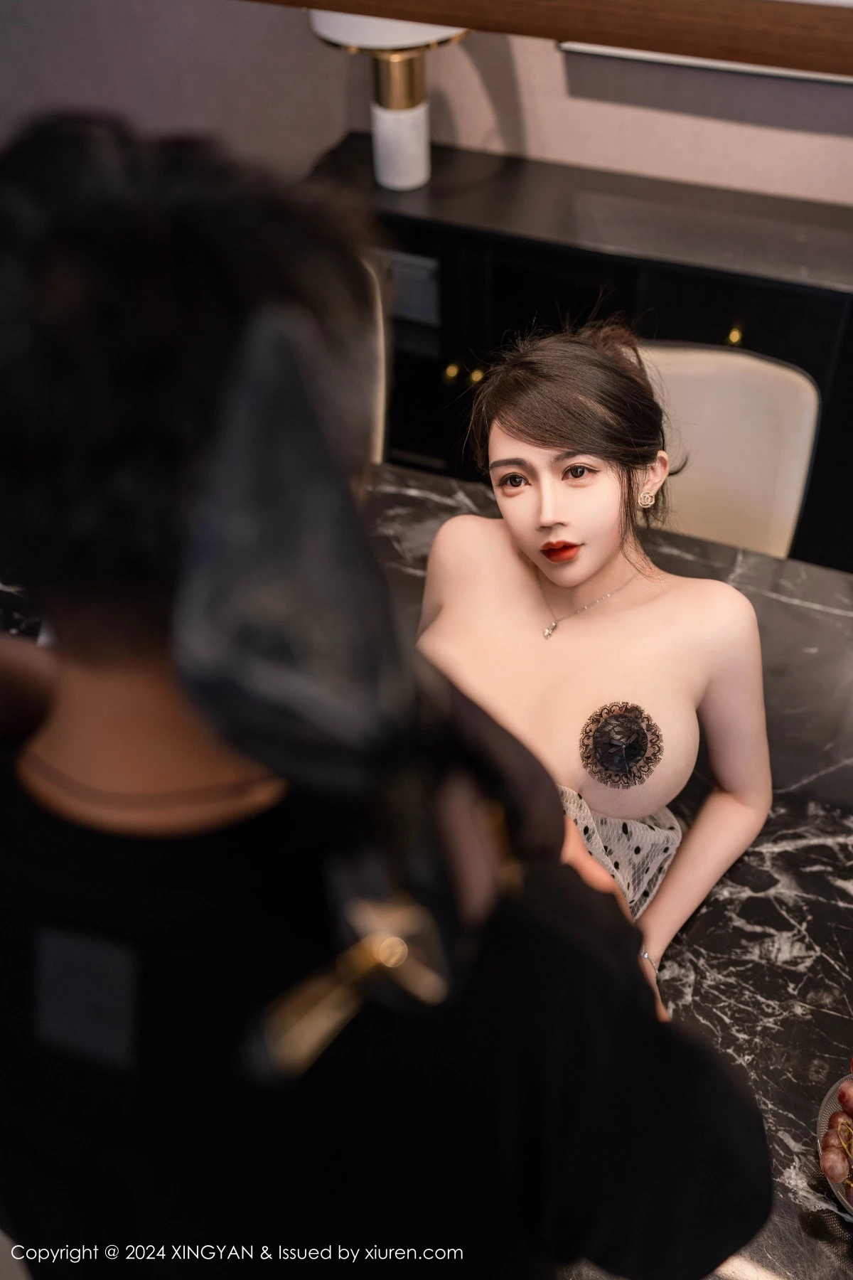 秀人集.com_[XINGYAN星颜社]VOL.275_模特李若汐ci性感黑白波点服饰配开档黑丝秀丰腴身姿诱惑写真80P