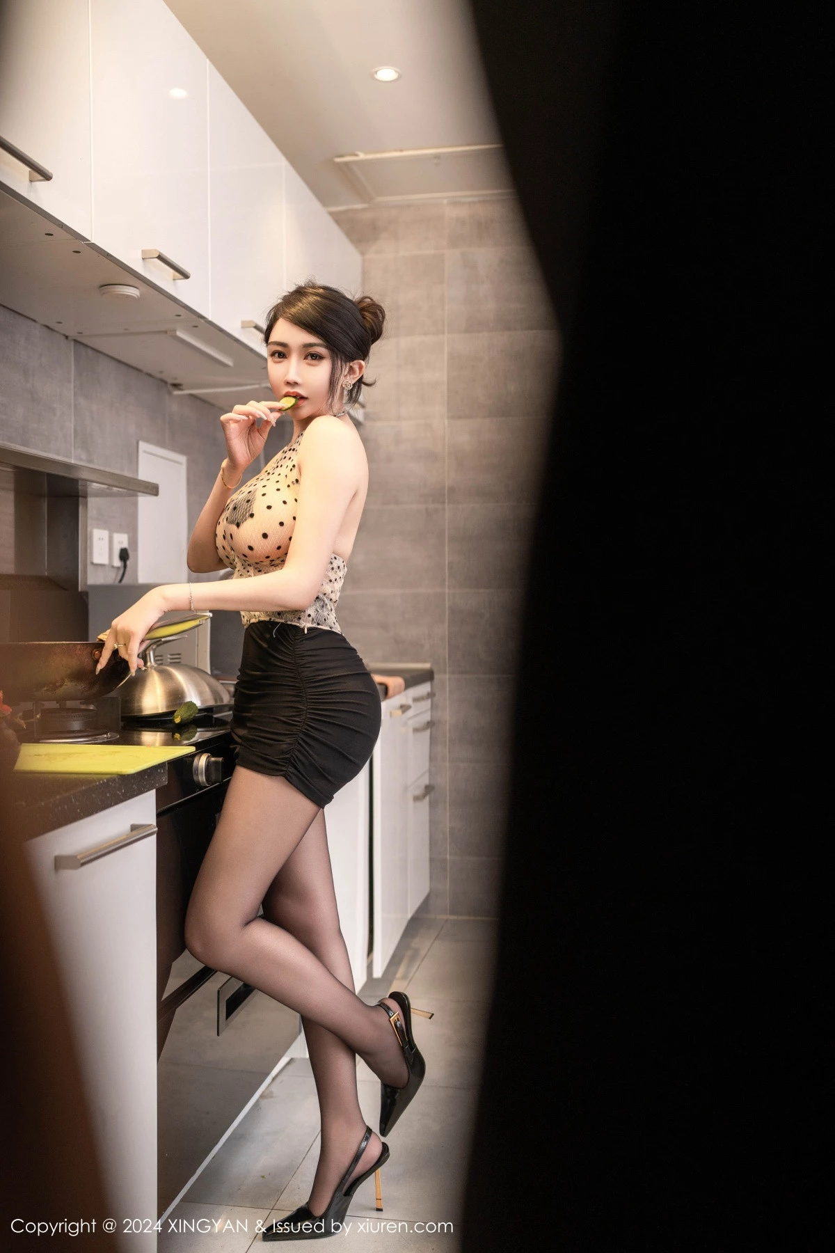 秀人集.com_[XINGYAN星颜社]VOL.275_模特李若汐ci性感黑白波点服饰配开档黑丝秀丰腴身姿诱惑写真80P