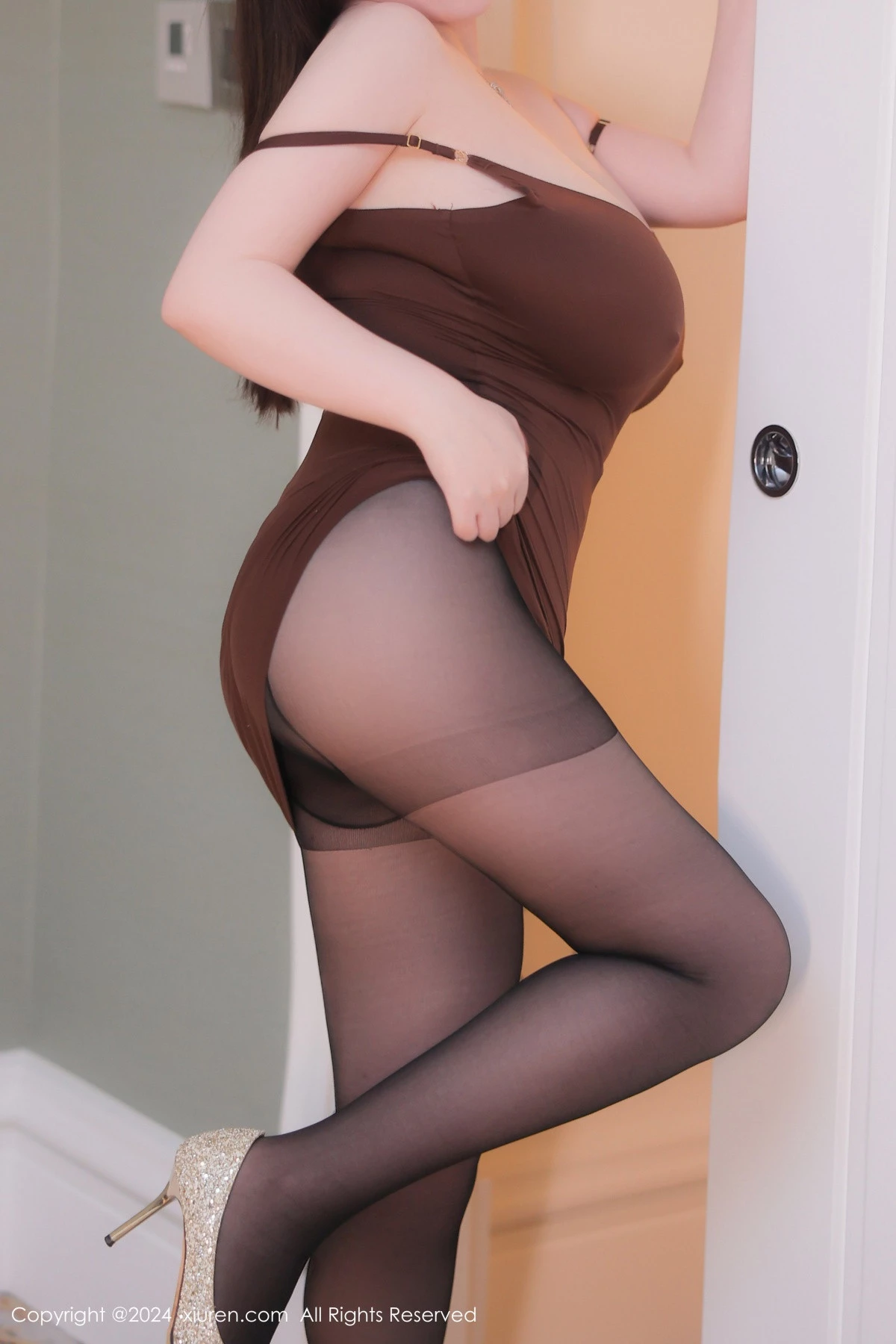 秀人集.com_[XiuRen秀人网]No.9226_模特戴允祺性感棕色紧身衣配超薄黑丝秀巨乳肥臀惹火诱惑写真95P