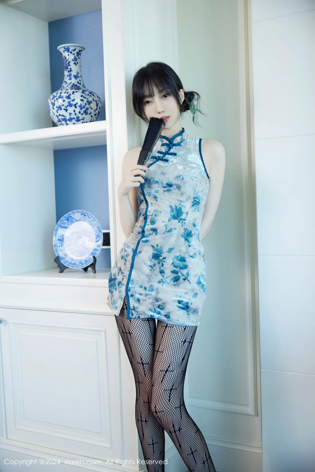 秀人集.com_[XiuRen秀人网]No.9236_模特玥儿玥er性感浅蓝旗袍露黑色内衣配黑丝网袜秀美腿诱惑写真74P