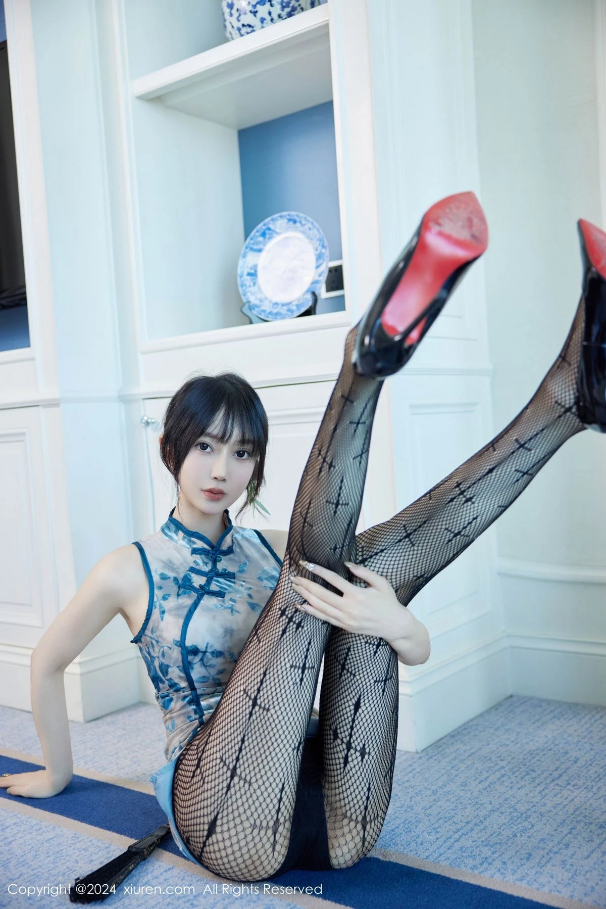 秀人集.com_[XiuRen秀人网]No.9236_模特玥儿玥er性感浅蓝旗袍露黑色内衣配黑丝网袜秀美腿诱惑写真74P
