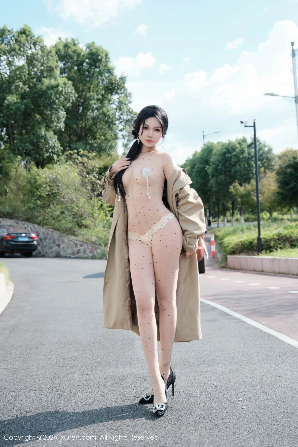 秀人集.com_[XiuRen秀人网]No.9261_模特麦田性感浅色外套露开档连体肉丝秀曼妙身姿完美诱惑写真50P