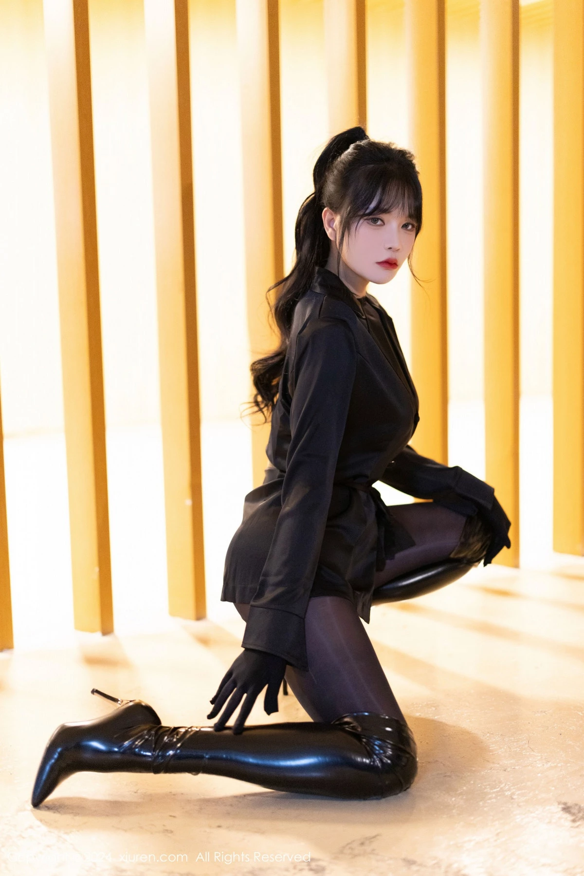 秀人集.com_[XiuRen秀人网]No.9275_模特娜比黑色外套配黑长靴露超薄连体黑丝秀凹凸身材诱惑写真90P