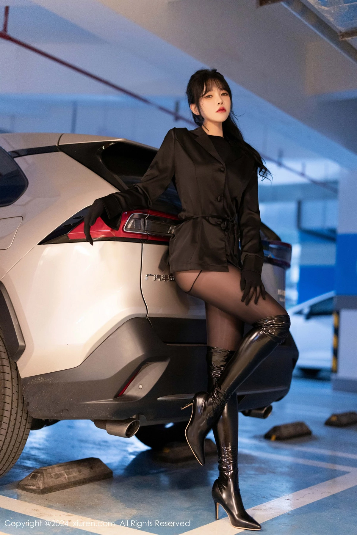 秀人集.com_[XiuRen秀人网]No.9275_模特娜比黑色外套配黑长靴露超薄连体黑丝秀凹凸身材诱惑写真90P