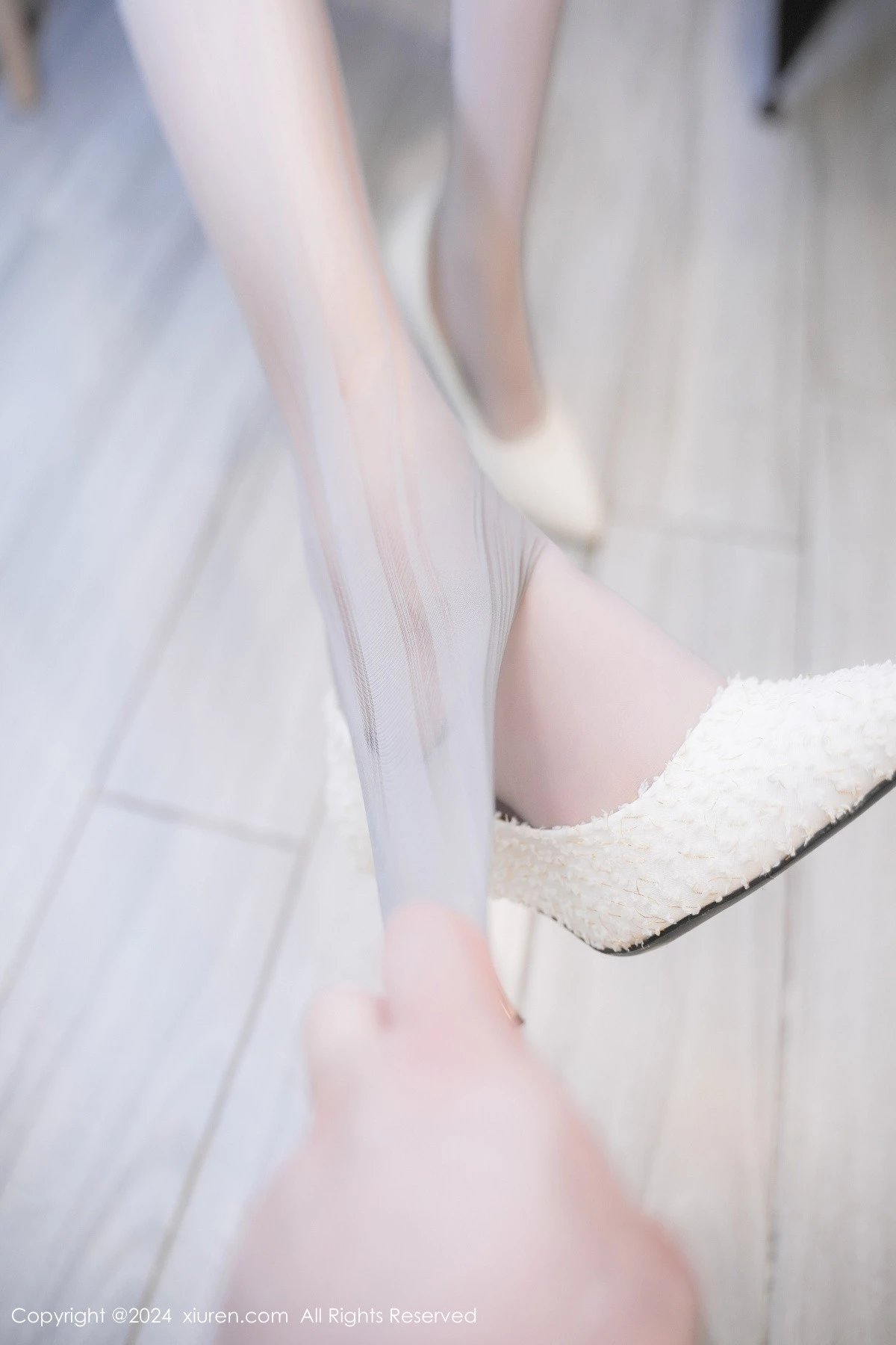 秀人集.com_[XiuRen秀人网]No.9175_新人模特Lucky-性感银色短裙配超薄无内灰丝秀凹凸身材诱惑写真73P