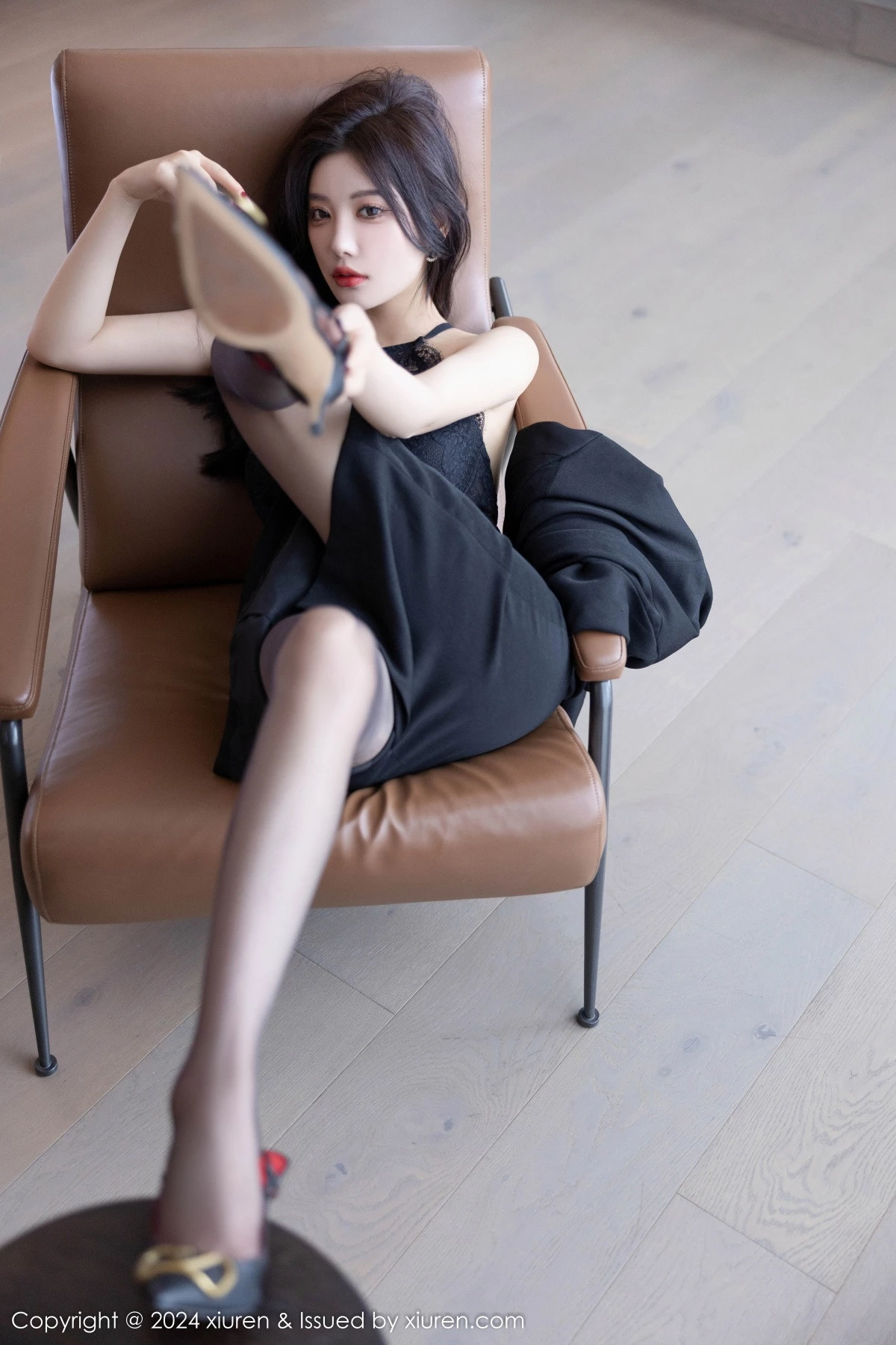 秀人集.com_[XiuRen秀人网]No.9190_女神杨晨晨Yome性感黑色OL露蕾丝内衣配超薄黑丝极致魅惑写真80P