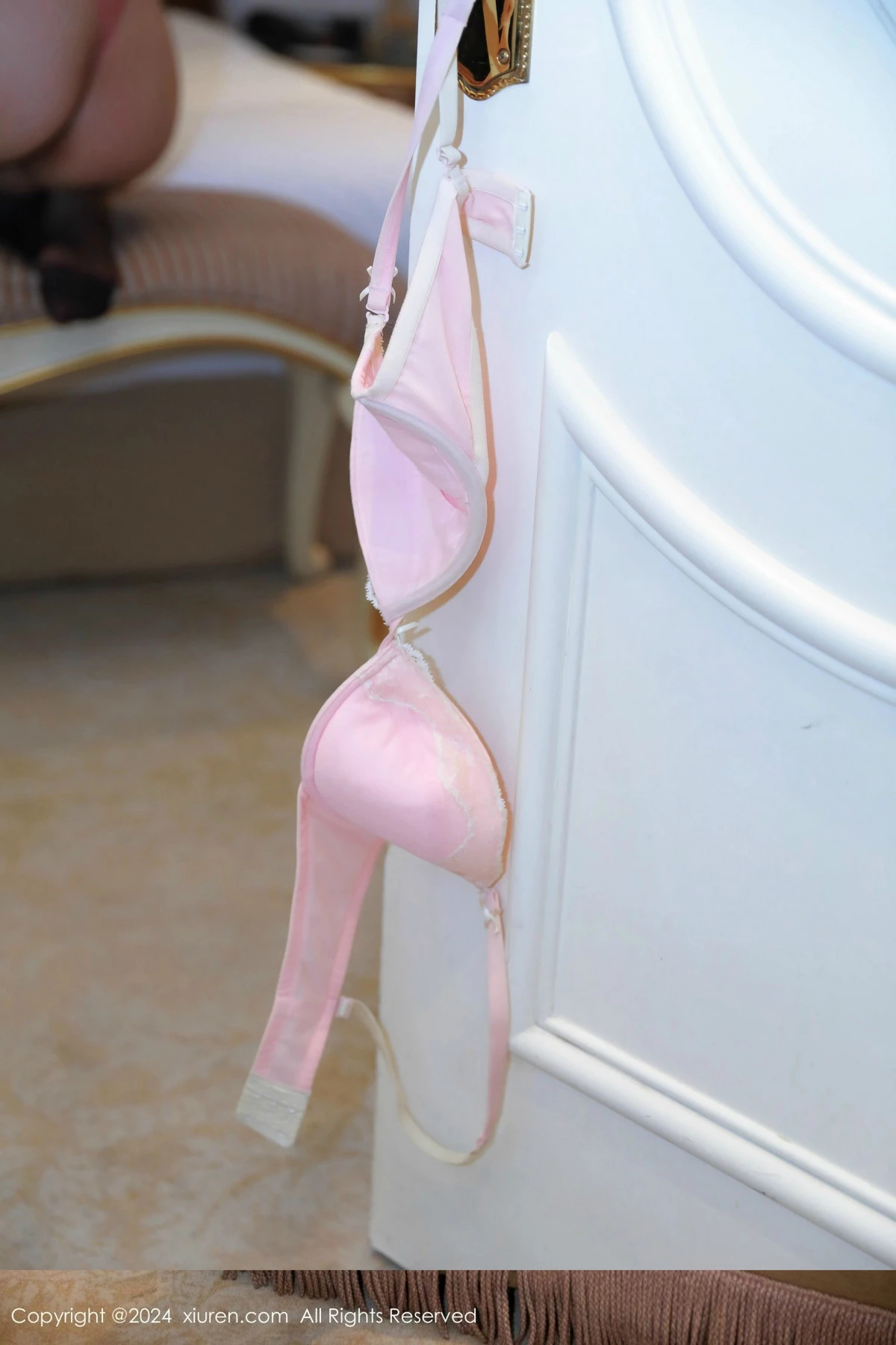 秀人集.com_[XiuRen秀人网]No.9365_模特大美妞儿性感空姐制服露白色内衣配超薄黑丝秀美腿诱惑写真84P