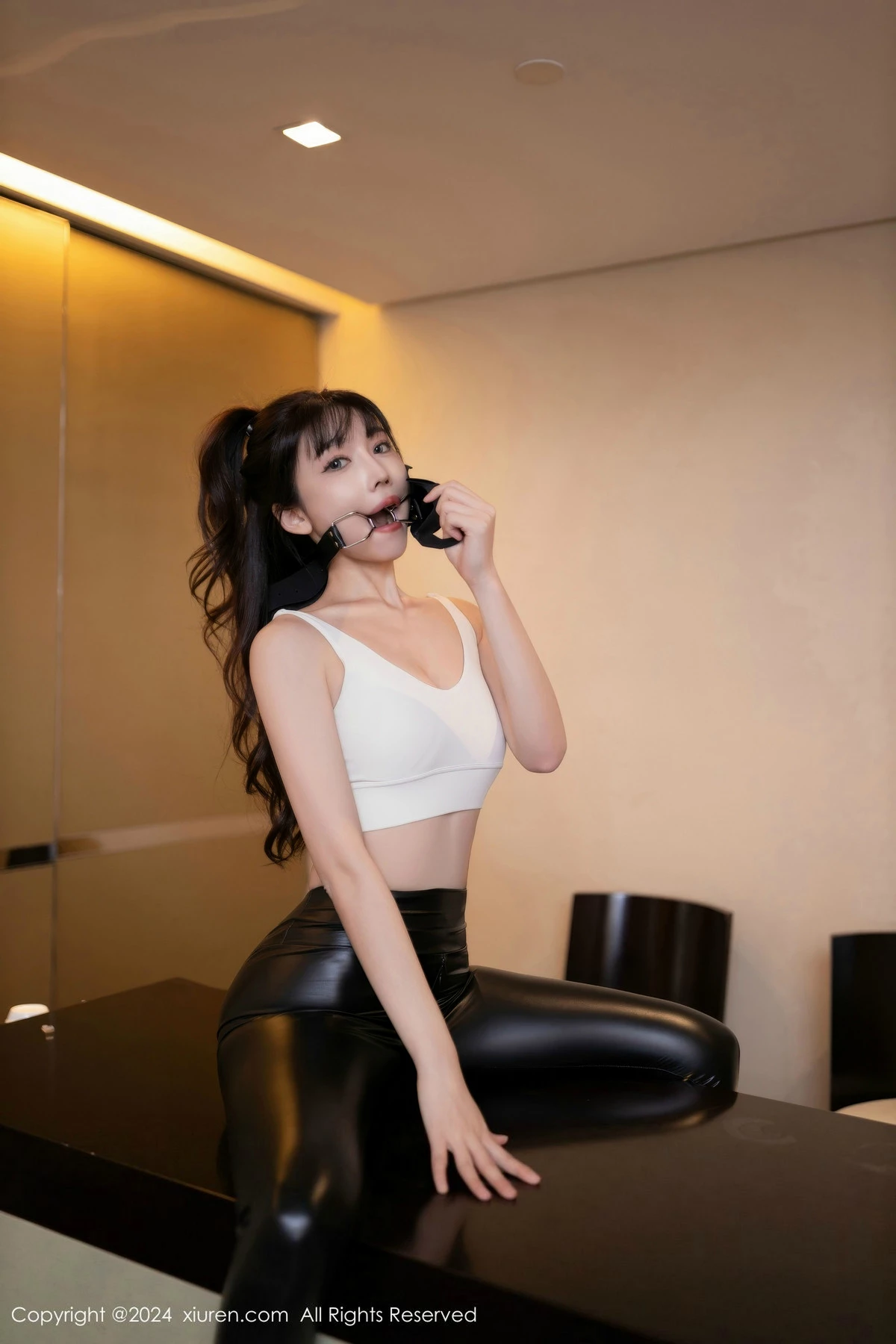 秀人集.com_[XiuRen秀人网]No.9377_模特陆萱萱性感白上衣配黑皮长裤露超薄黑丝秀翘臀美腿诱惑写真81P