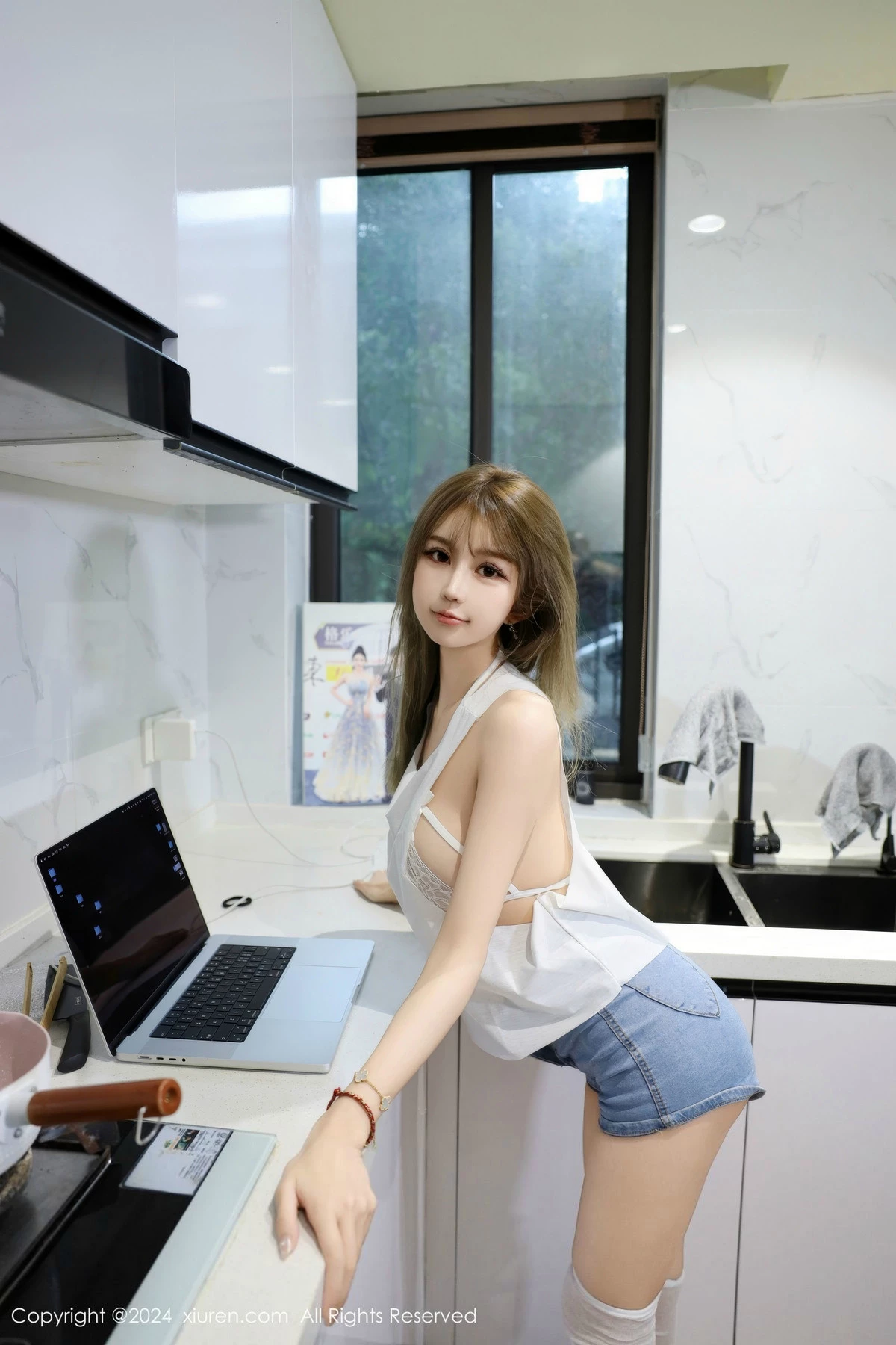 秀人集.com_[XiuRen秀人网]No.9374_模特Zoe柚柚性感白色蕾丝情趣内衣配白丝袜秀凹凸身材诱惑写真75P