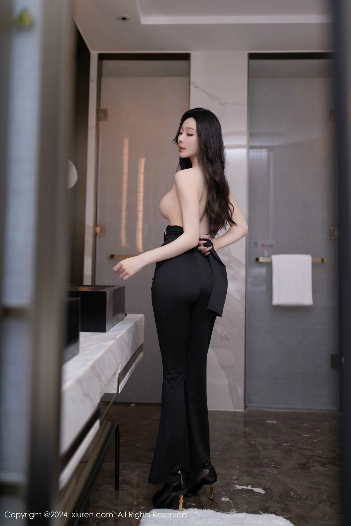 秀人集.com_[XiuRen秀人网]No.9386_模特小逗逗性感黑色连衣裙露黑色内衣配开档黑丝秀翘臀诱惑写真80P