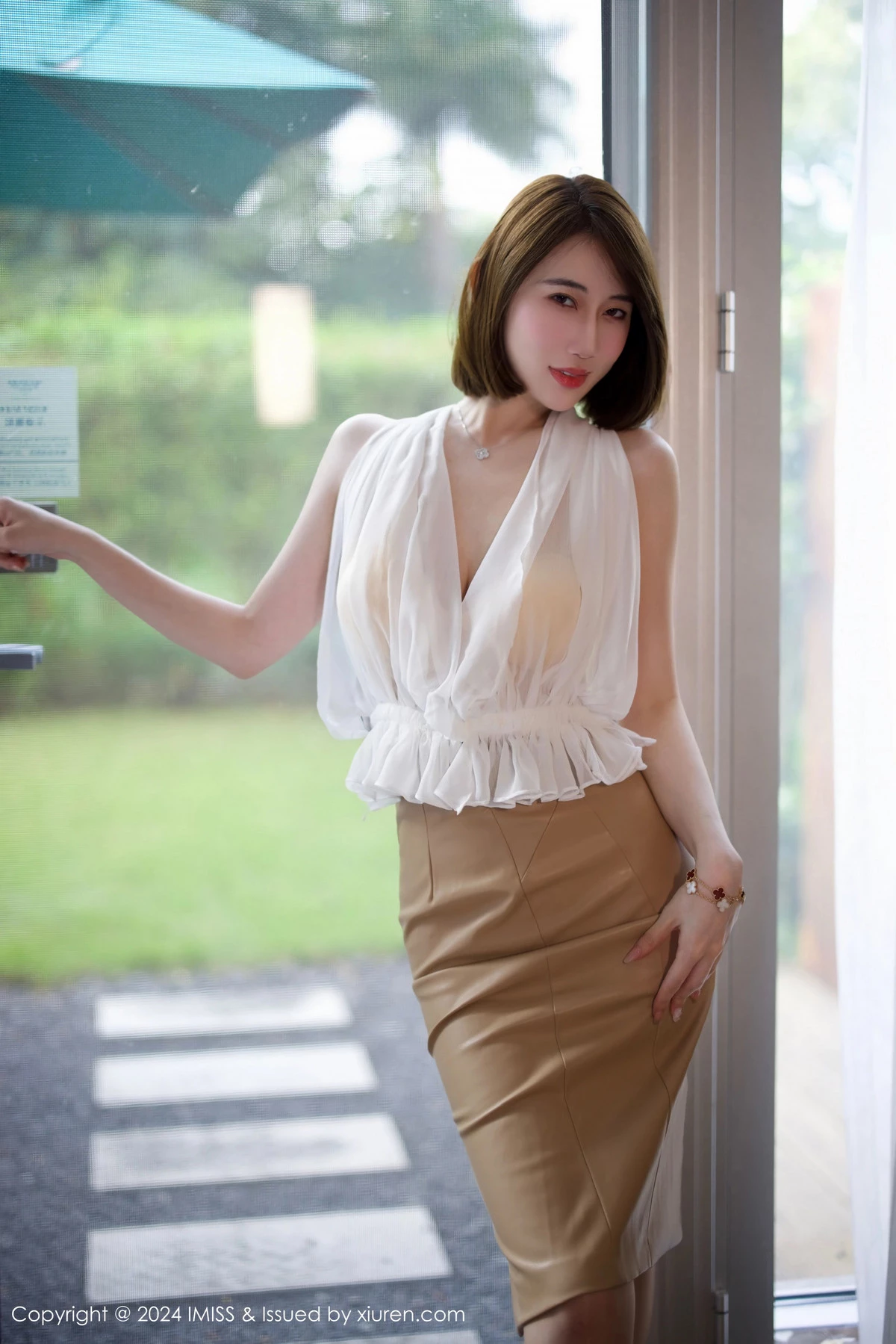 秀人集.com_[IMISS爱蜜社]Vol.779_模特瑞妤性感白上衣配浅色皮裙露超薄肉丝秀曼妙身姿诱惑写真46P