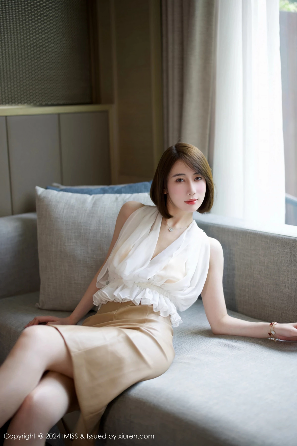 秀人集.com_[IMISS爱蜜社]Vol.779_模特瑞妤性感白上衣配浅色皮裙露超薄肉丝秀曼妙身姿诱惑写真46P