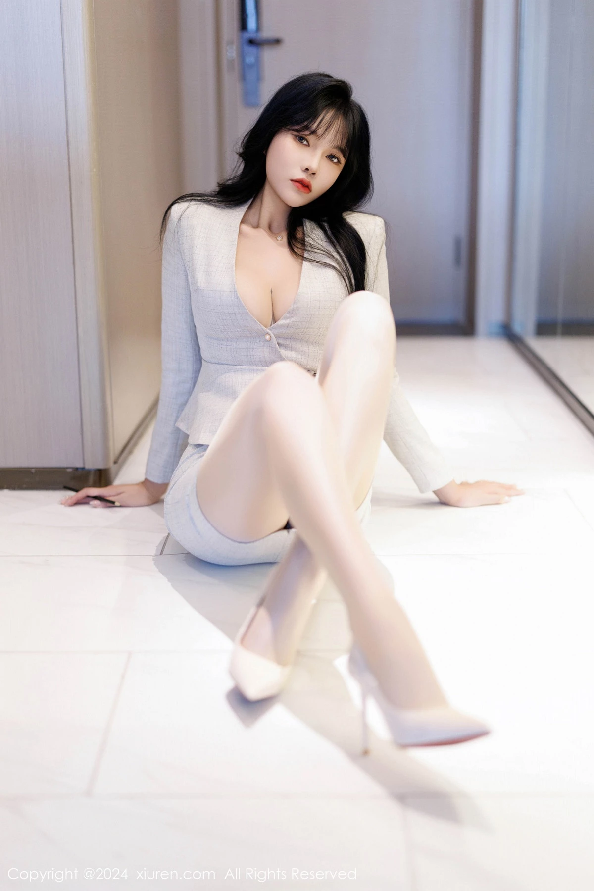 秀人集.com_[XiuRen秀人网]No.9398_模特娜比性感浅色OL服饰配闪亮无内肉丝秀凹凸身材惹火诱惑写真100P