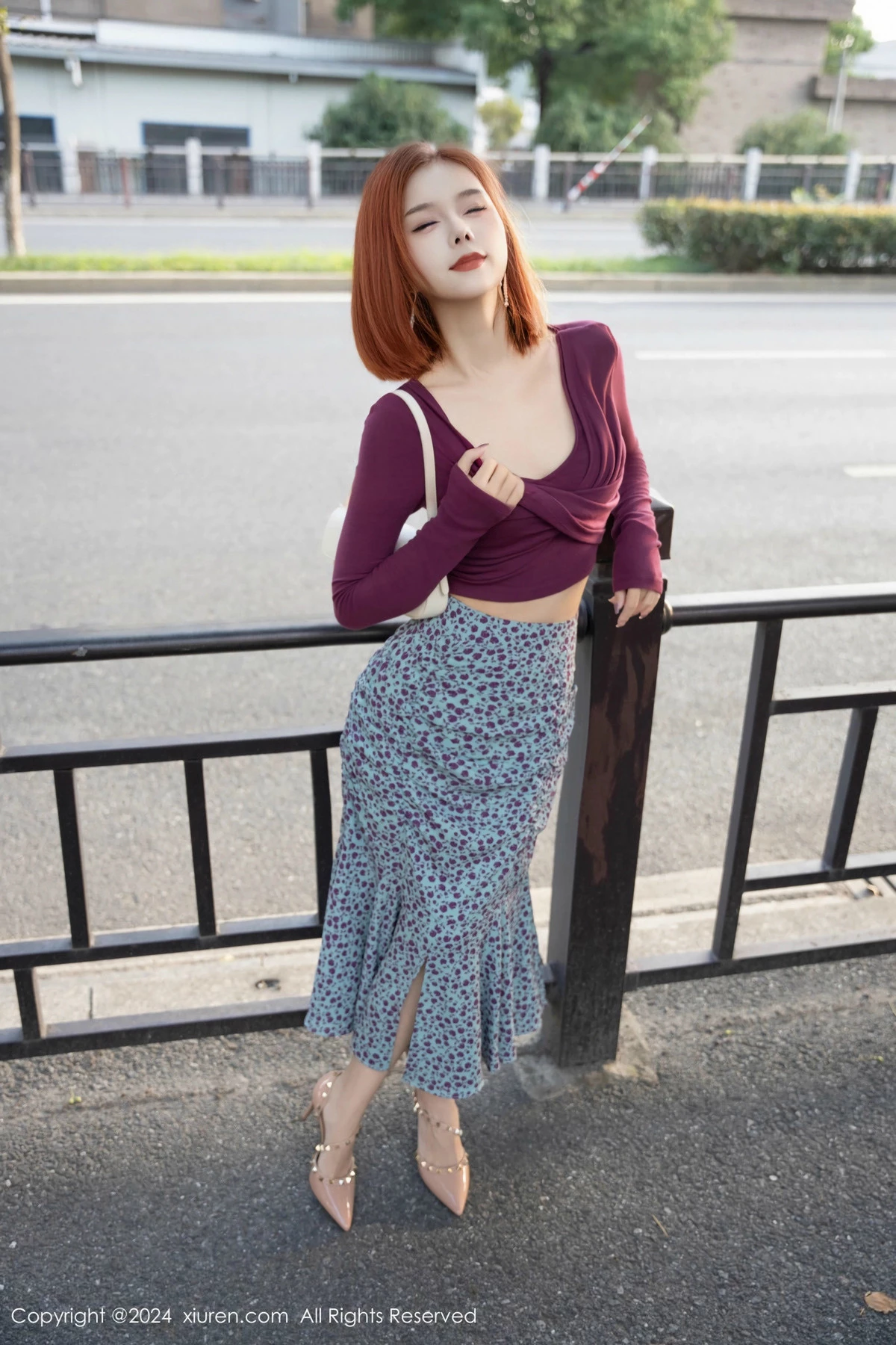 秀人集.com_[XiuRen秀人网]No.9445_模特白芷yy私房性感紫衣长裙露紫色内衣秀柔美身姿撩人诱惑写真54P