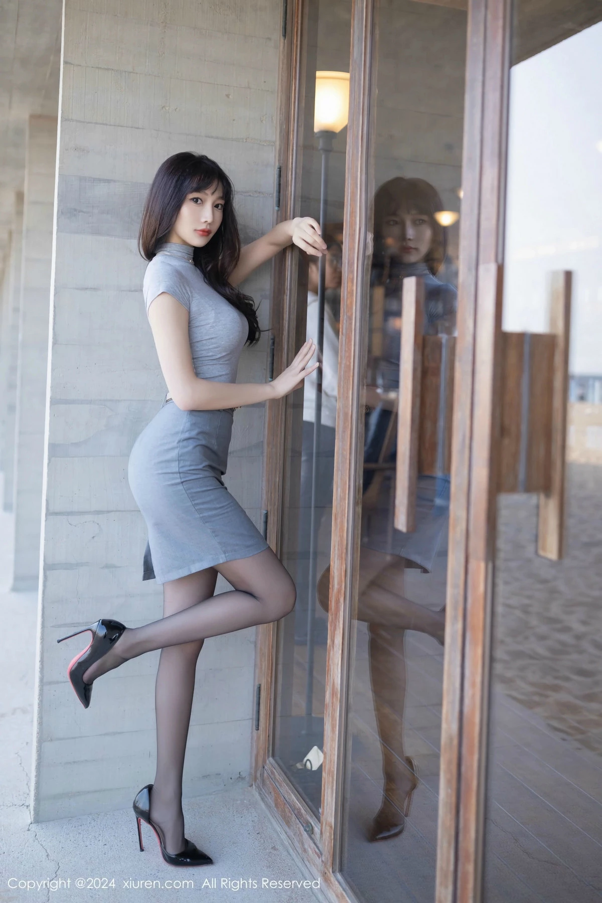 秀人集.com_[XiuRen秀人网]No.9450_模特陆萱萱性感灰色OL服饰露红色内衣配开档黑丝极致魅惑写真80P