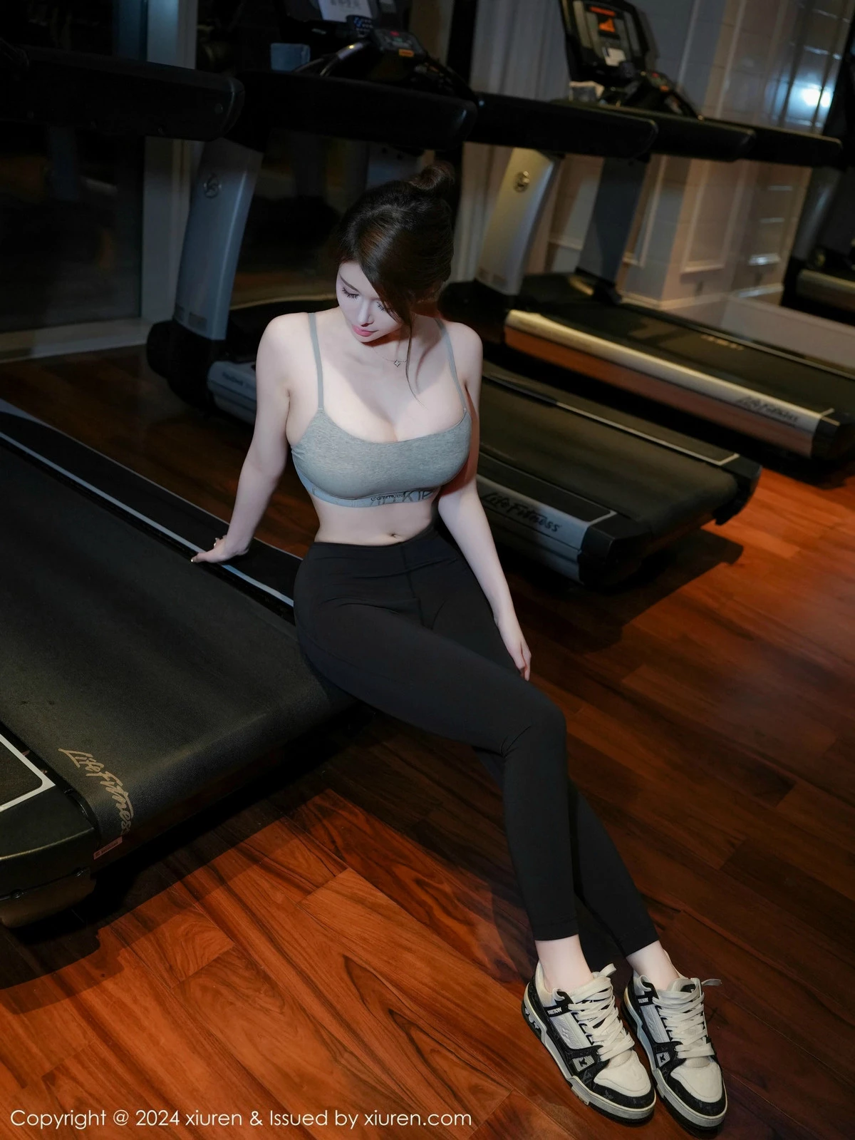 秀人集.com_[XiuRen秀人网]No.9452_模特甜妮性感短款浅灰色健身服紧身秀丰腴身材撩人诱惑写真71P