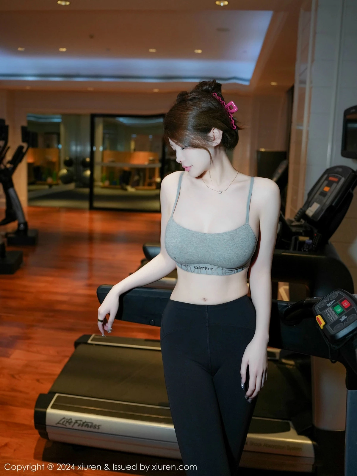 秀人集.com_[XiuRen秀人网]No.9452_模特甜妮性感短款浅灰色健身服紧身秀丰腴身材撩人诱惑写真71P