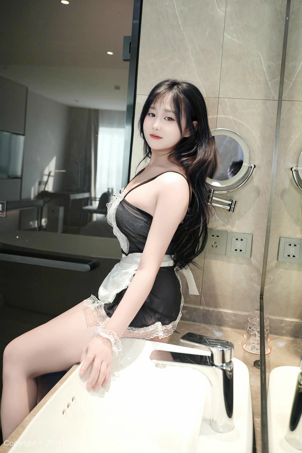 秀人集.com_[FeiLin嗲囡囡]VOL.487_模特叶初雪性感黑色连衣短裙露黑色情趣内衣秀完美身材诱惑写真50P