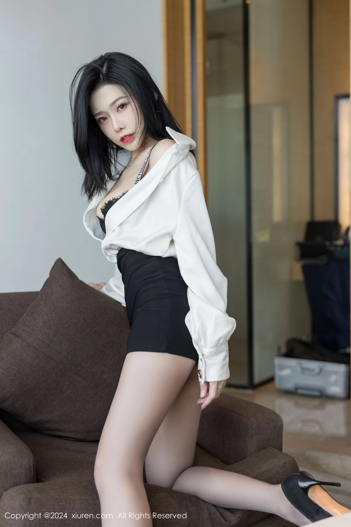 秀人集.com_[XiuRen秀人网]No.9329_模特luvian本能性感白衬衫配黑短裙露超薄肉丝秀凹凸身材诱惑写真42P