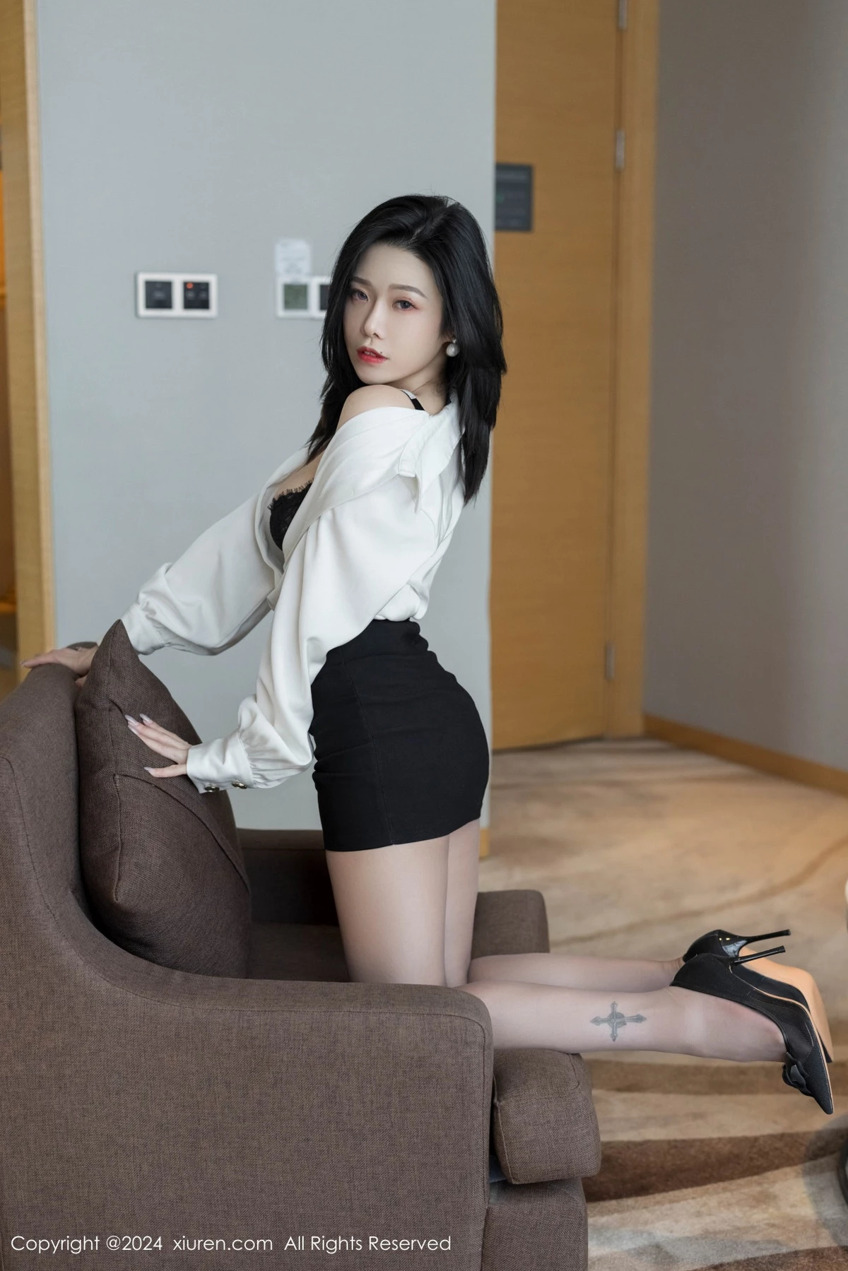秀人集.com_[XiuRen秀人网]No.9329_模特luvian本能性感白衬衫配黑短裙露超薄肉丝秀凹凸身材诱惑写真42P