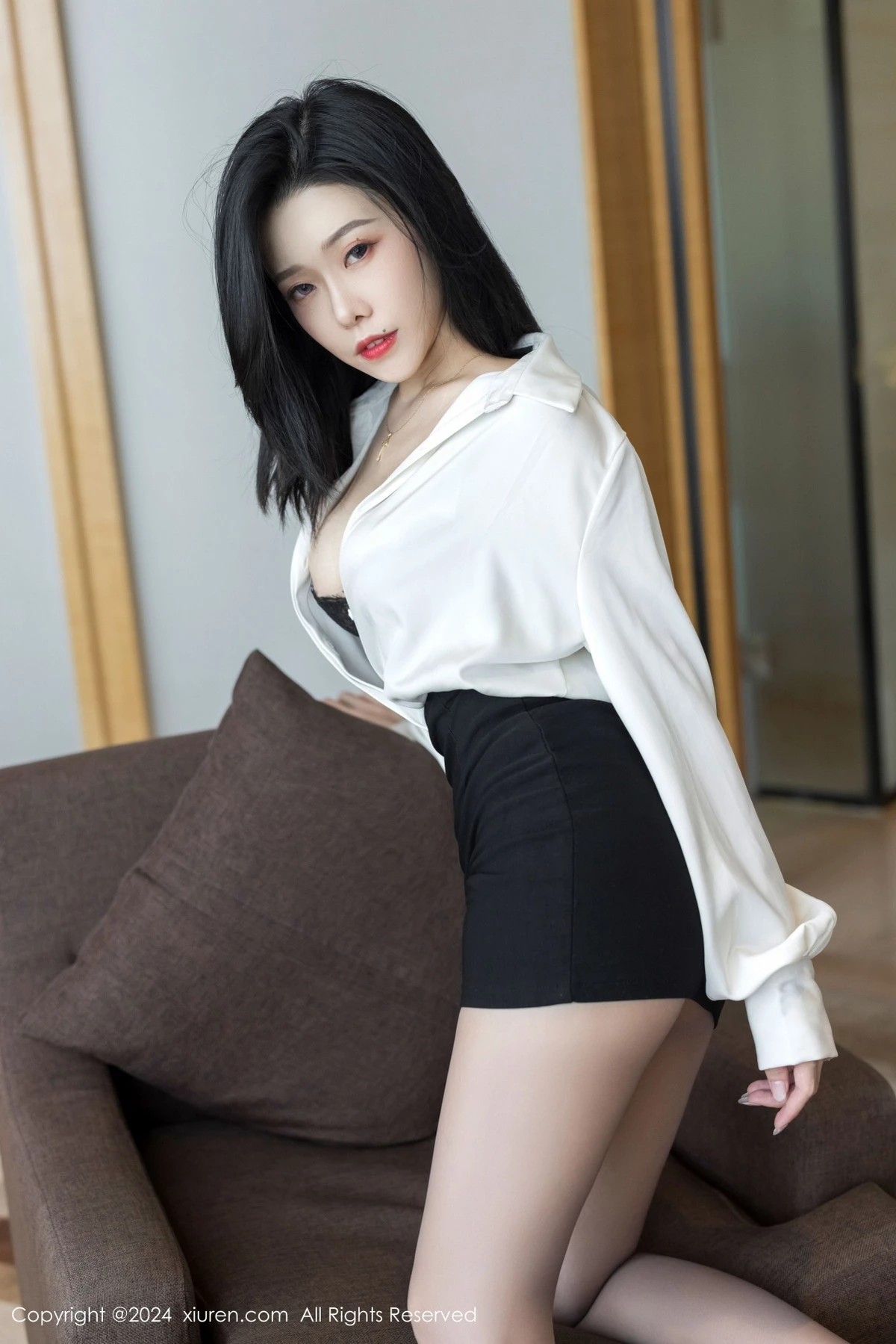 秀人集.com_[XiuRen秀人网]No.9329_模特luvian本能性感白衬衫配黑短裙露超薄肉丝秀凹凸身材诱惑写真42P