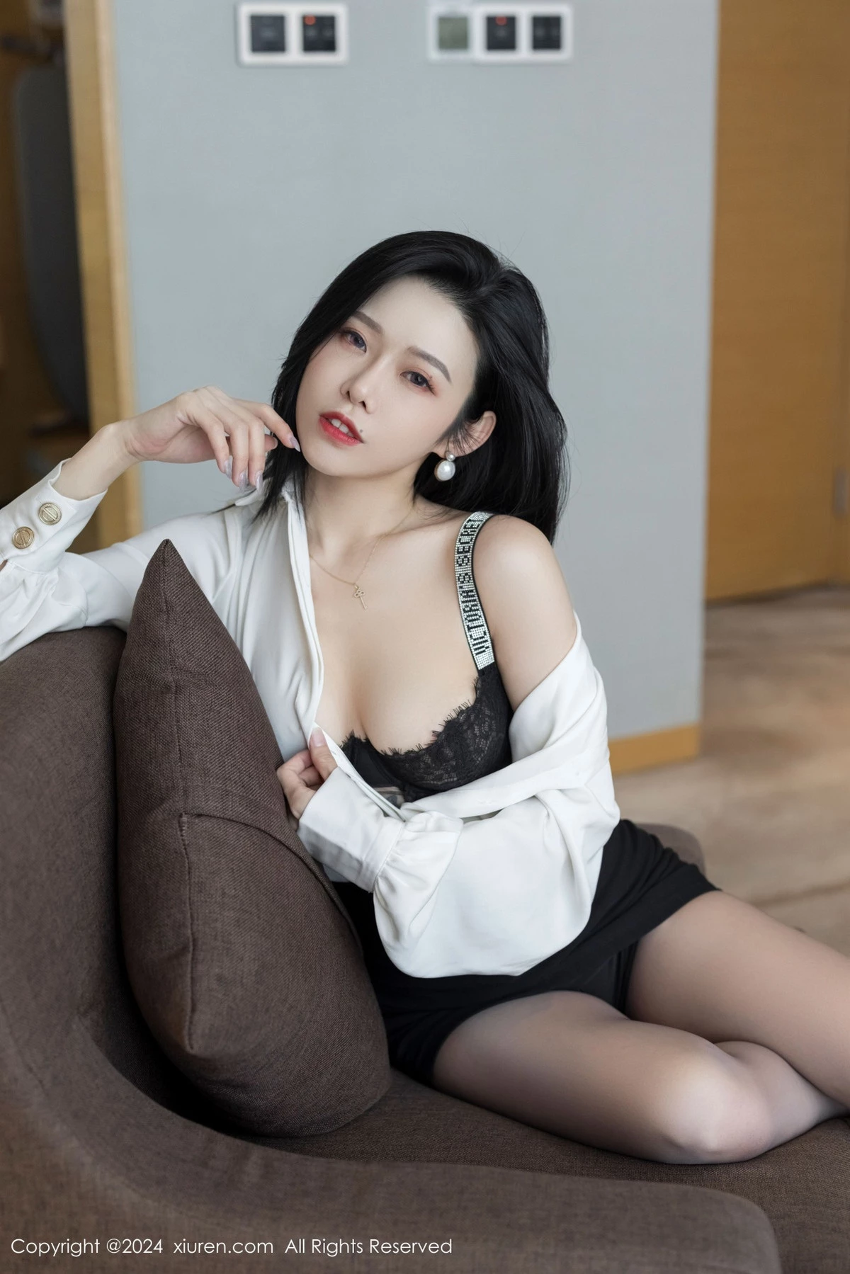 秀人集.com_[XiuRen秀人网]No.9329_模特luvian本能性感白衬衫配黑短裙露超薄肉丝秀凹凸身材诱惑写真42P