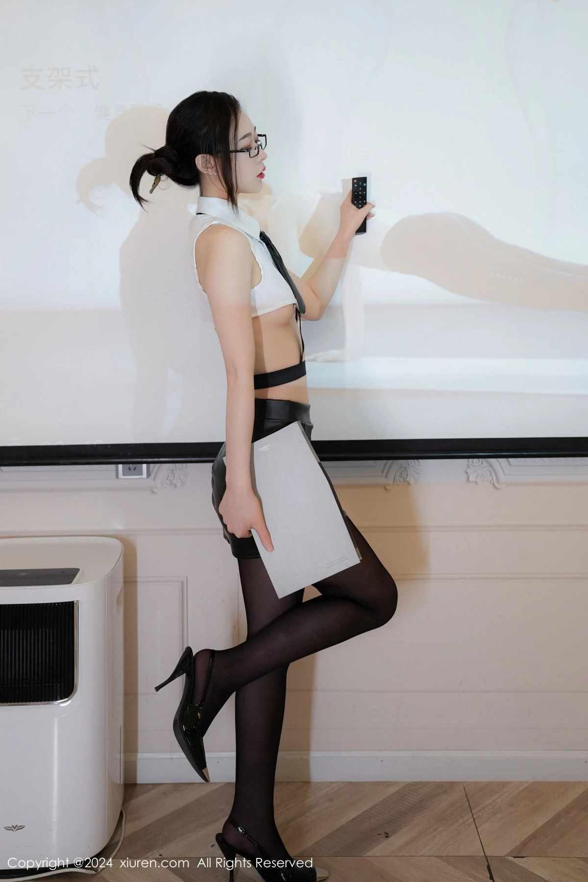 秀人集.com_[XiuRen秀人网]No.9353_模特糖糖❤ 性感白色T恤配黑短裙露开档黑丝秀曼妙身姿诱惑写真70P