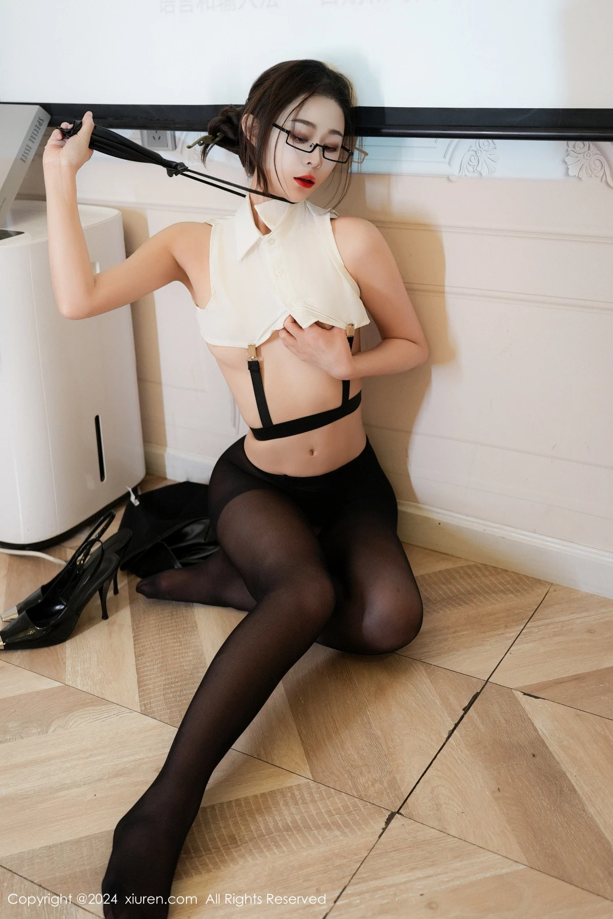 秀人集.com_[XiuRen秀人网]No.9353_模特糖糖❤ 性感白色T恤配黑短裙露开档黑丝秀曼妙身姿诱惑写真70P