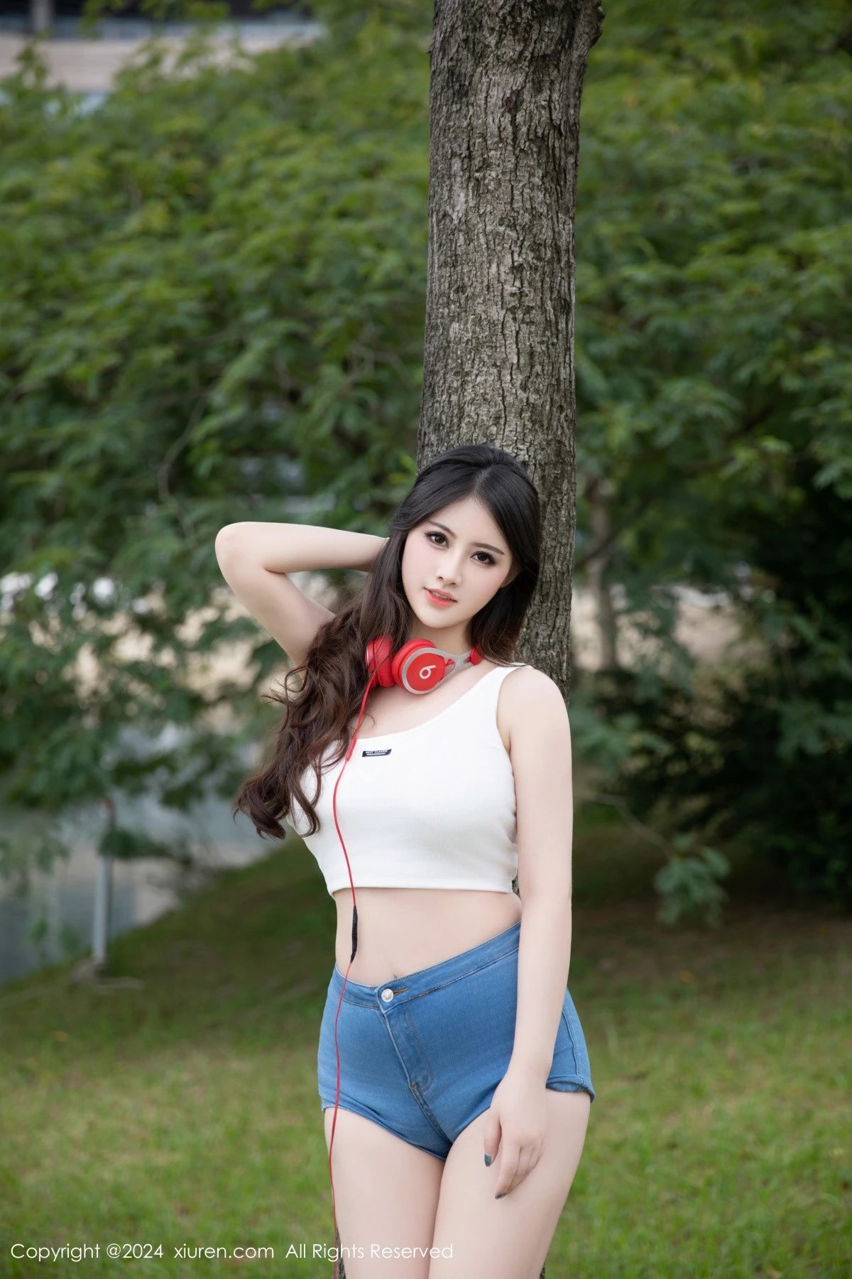 秀人集.com_[XiuRen秀人网]No.9354_模特诗诗kiki性感白色抹胸服饰配超短牛仔裤秀丰腴身姿诱惑写真81P