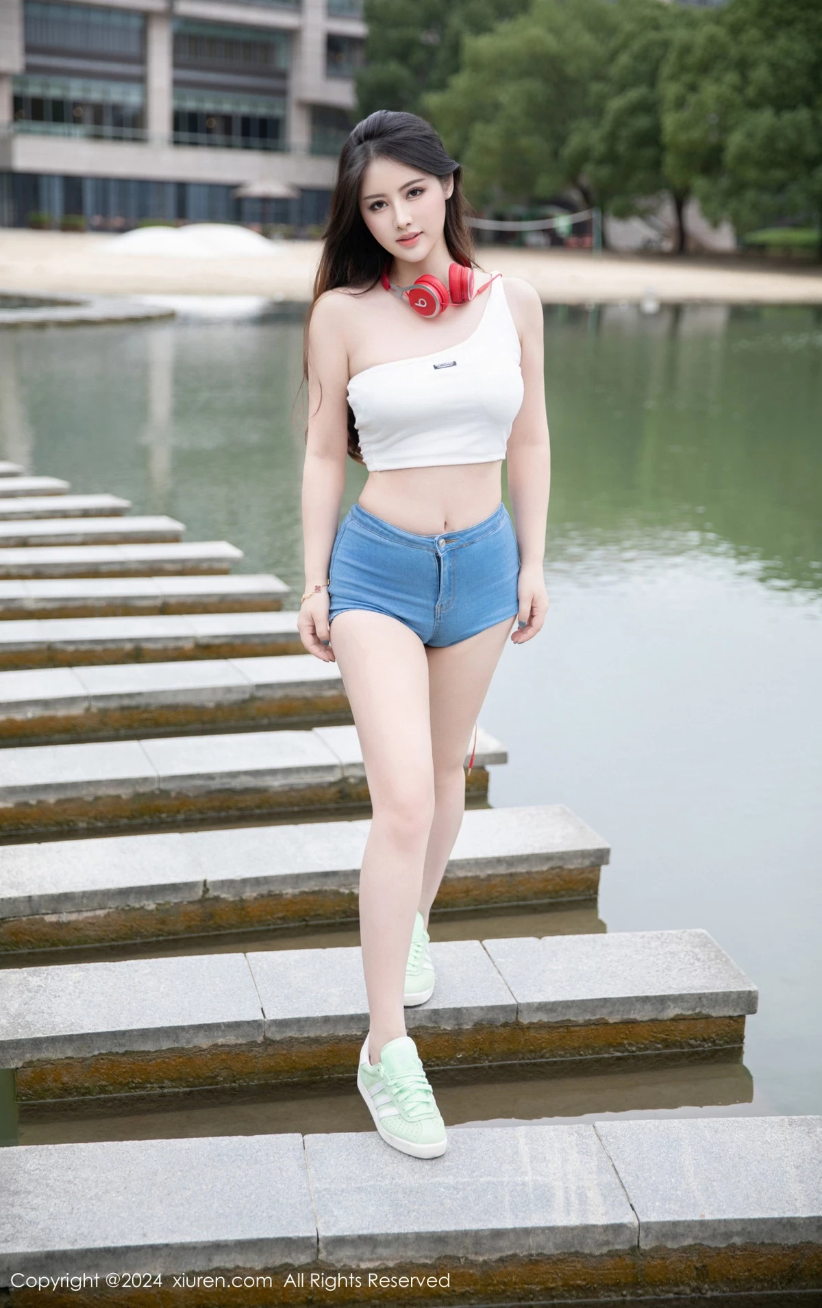 秀人集.com_[XiuRen秀人网]No.9354_模特诗诗kiki性感白色抹胸服饰配超短牛仔裤秀丰腴身姿诱惑写真81P