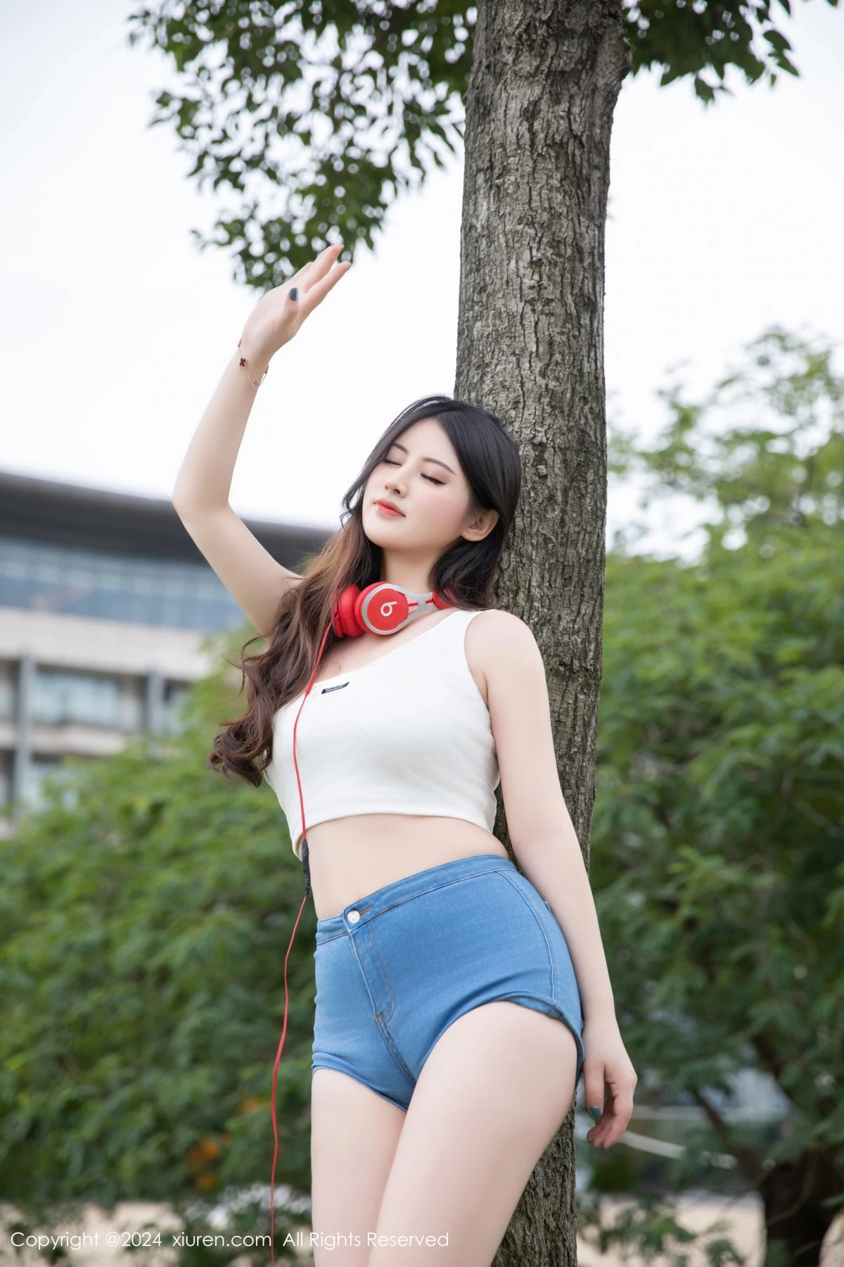 秀人集.com_[XiuRen秀人网]No.9354_模特诗诗kiki性感白色抹胸服饰配超短牛仔裤秀丰腴身姿诱惑写真81P