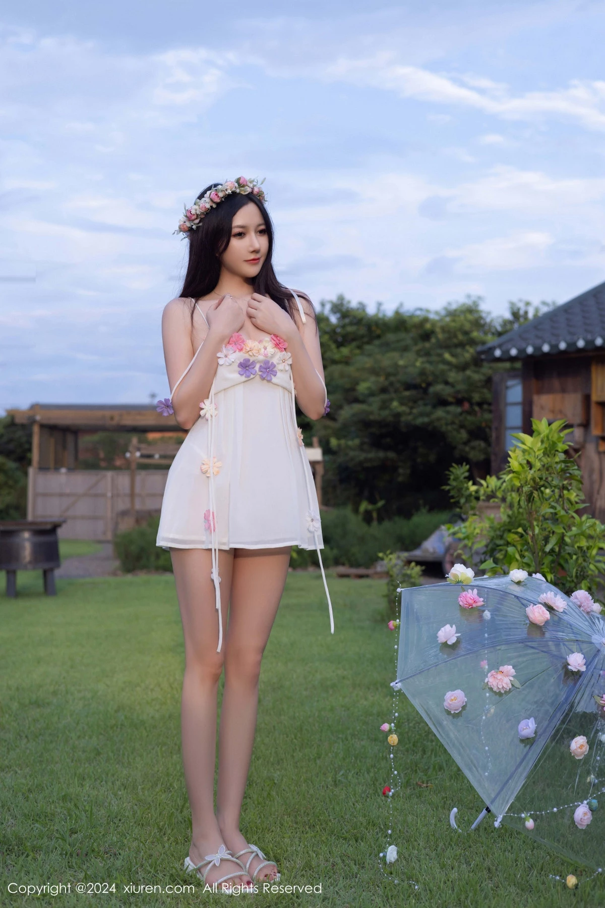 秀人集.com_[XiuRen秀人网]No.9531_模特鱼子酱Fish花朵主题白色吊带配原色丝袜秀曼妙身姿诱惑写真80P