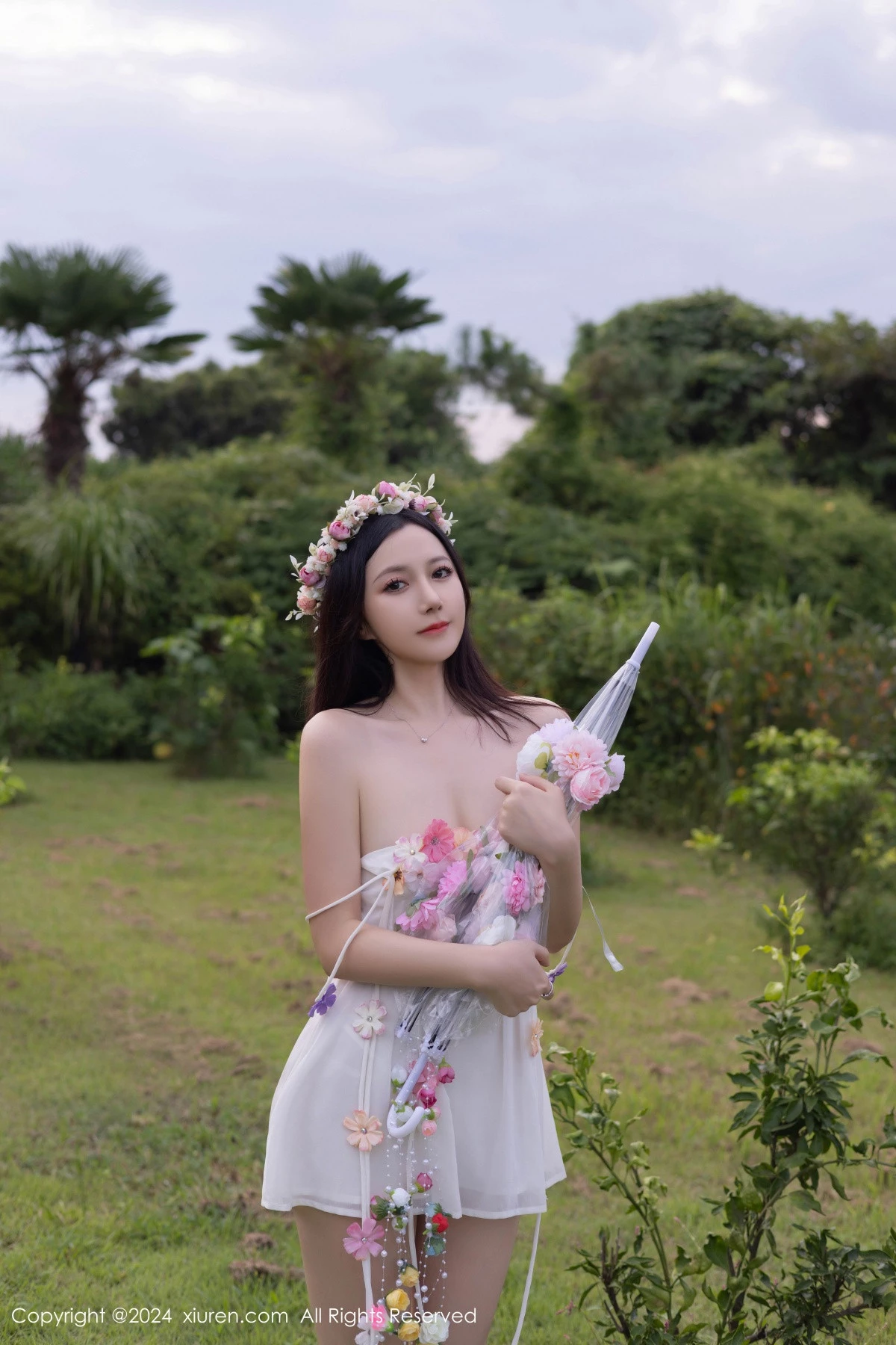 秀人集.com_[XiuRen秀人网]No.9531_模特鱼子酱Fish花朵主题白色吊带配原色丝袜秀曼妙身姿诱惑写真80P