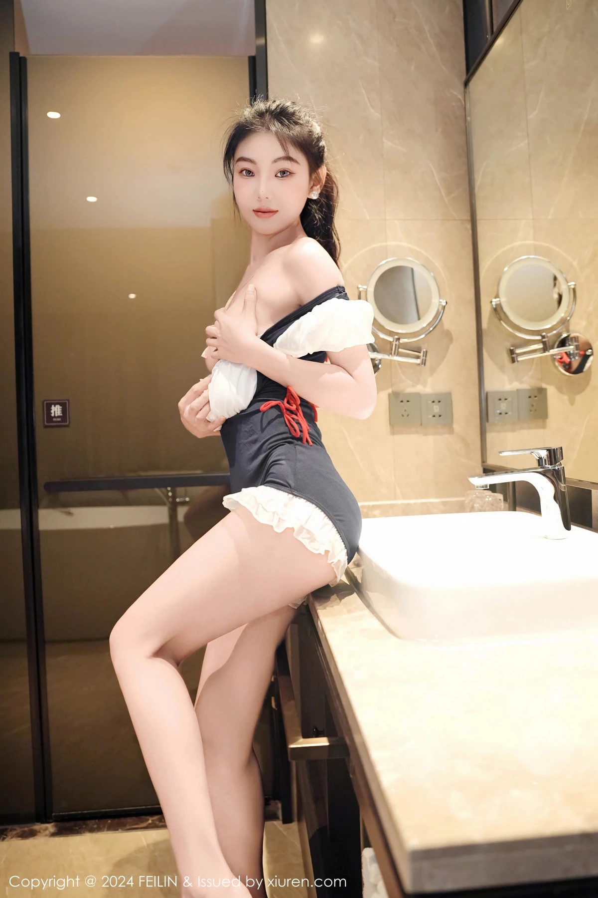 秀人集.com_[FeiLin嗲囡囡]VOL.491_模特希恬儿私房浴室性感拼色连衣短裙秀翘臀美腿撩人诱惑写真60P