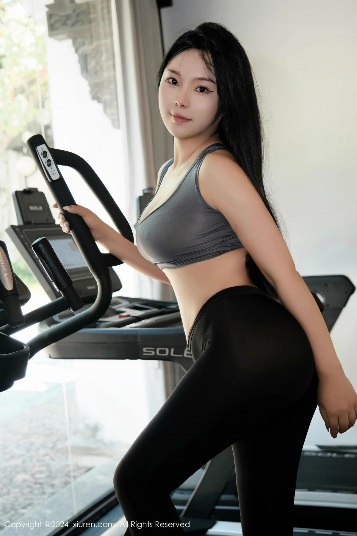 秀人集.com_[XiuRen秀人网]No.9540_模特麦田健身房场景性感灰色运动衣配黑丝裤袜秀丰满身材诱惑写真82P