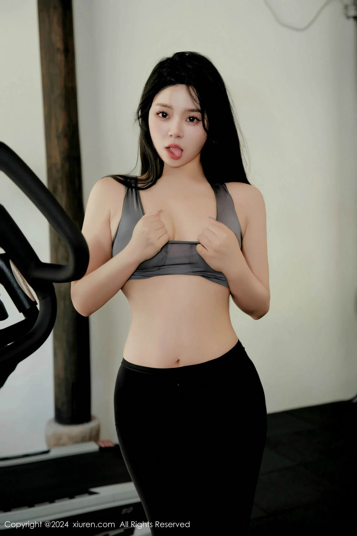 秀人集.com_[XiuRen秀人网]No.9540_模特麦田健身房场景性感灰色运动衣配黑丝裤袜秀丰满身材诱惑写真82P