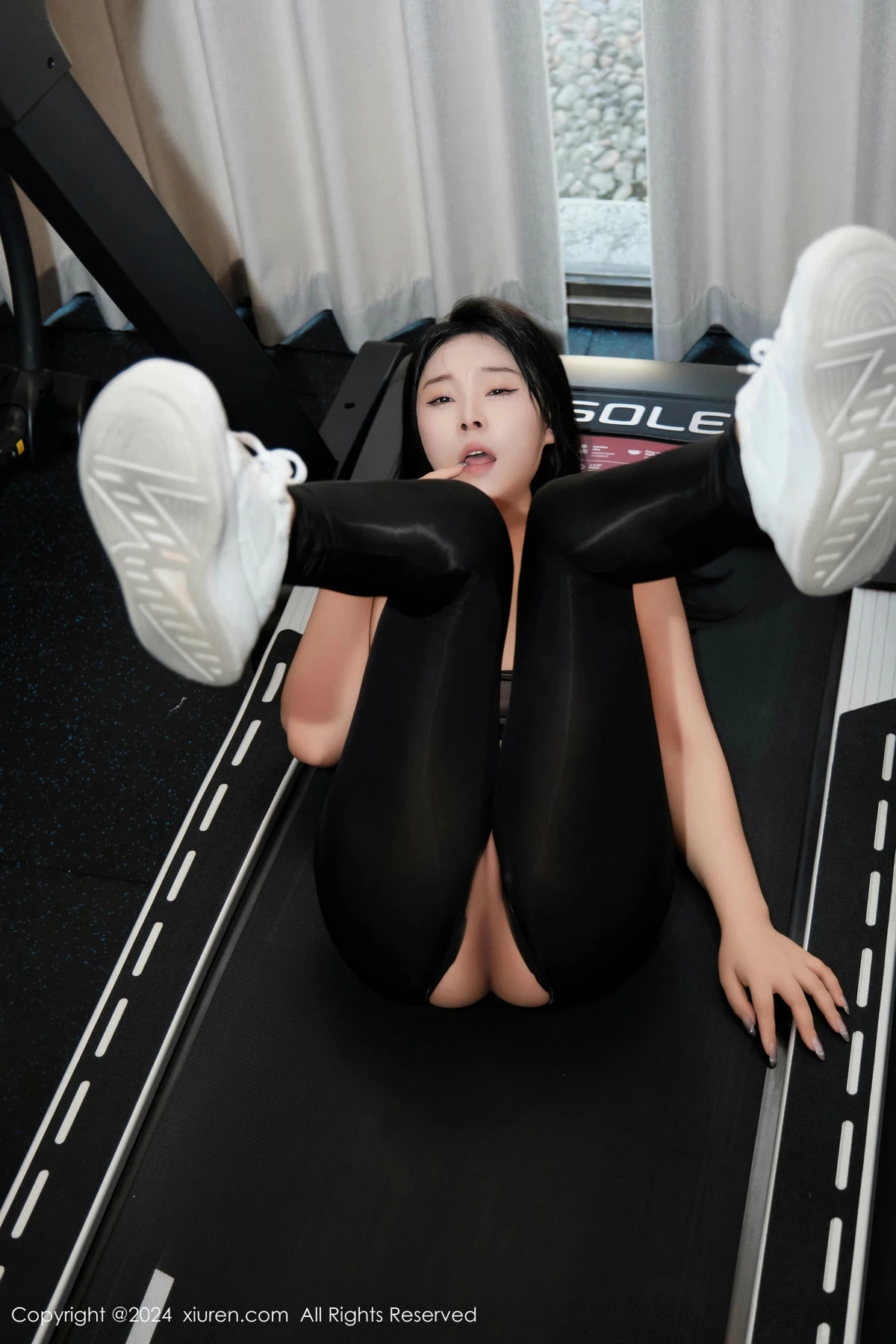 秀人集.com_[XiuRen秀人网]No.9540_模特麦田健身房场景性感灰色运动衣配黑丝裤袜秀丰满身材诱惑写真82P