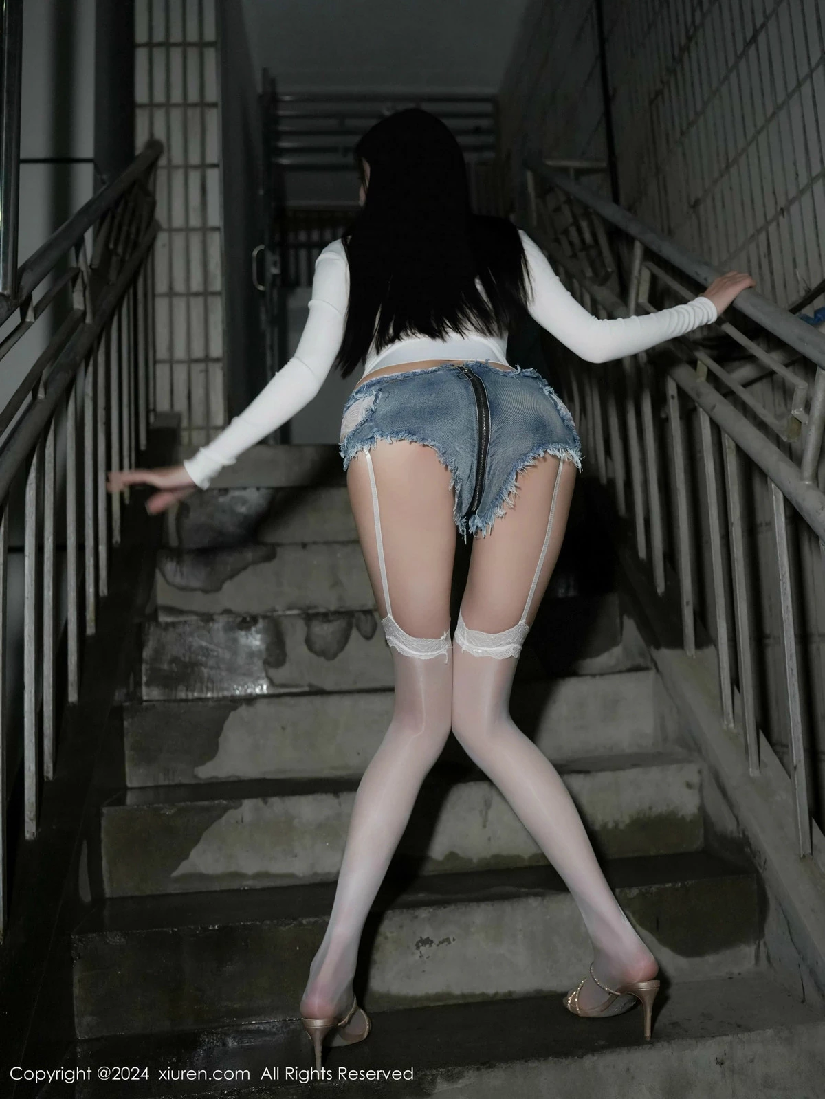 秀人集.com_[XiuRen秀人网]No.9598_模特Erikaki性感白T配超短牛仔裤露蓝色情趣内衣秀美腿诱惑写真80P