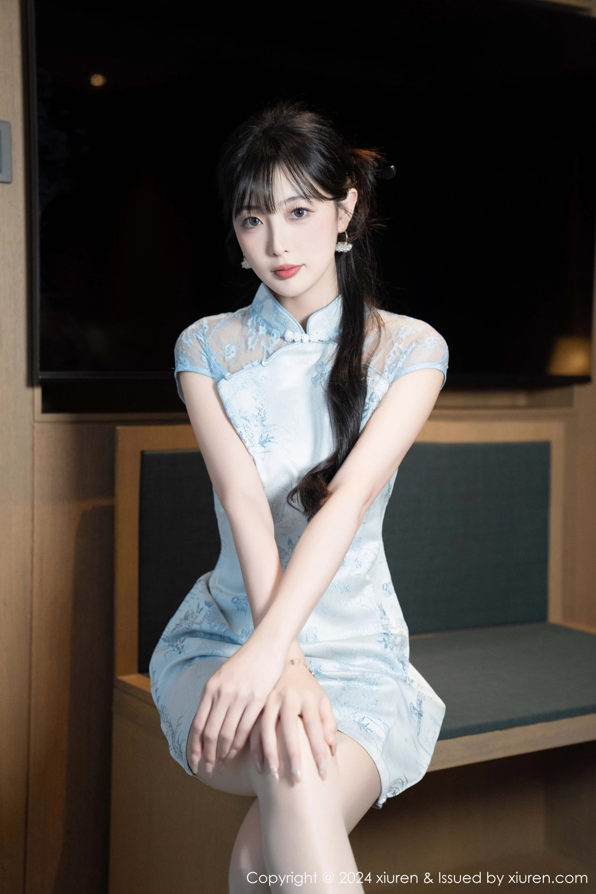秀人集.com_[XiuRen秀人网]No.9487_模特林星阑性感浅色短旗袍露白色内衣配超薄肉丝秀美腿诱惑写真82P