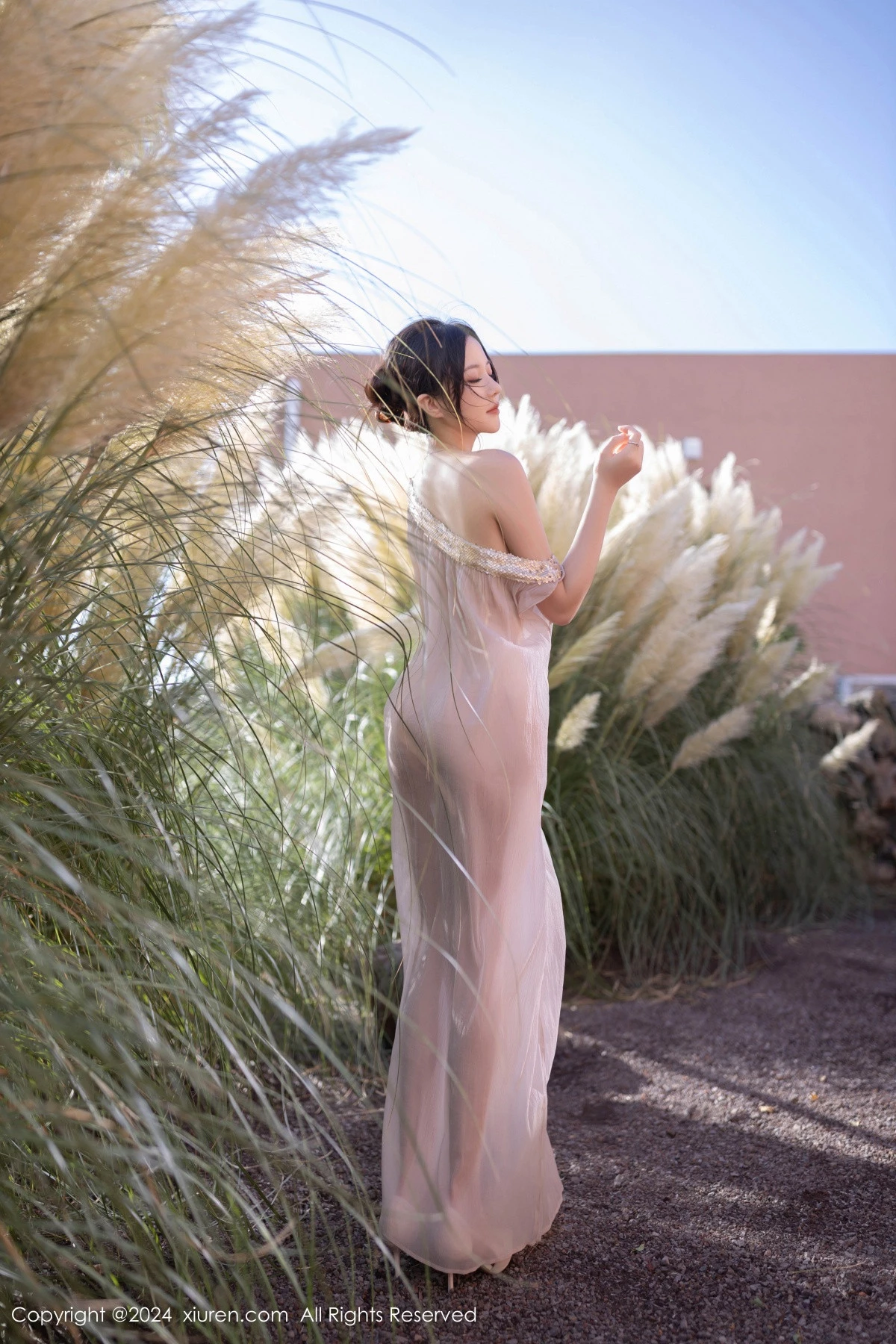 秀人集.com_[XiuRen秀人网]No.9492_模特鱼子酱Fish芦苇场景性感紫色轻透连衣裙秀惹火身材诱惑写真80P