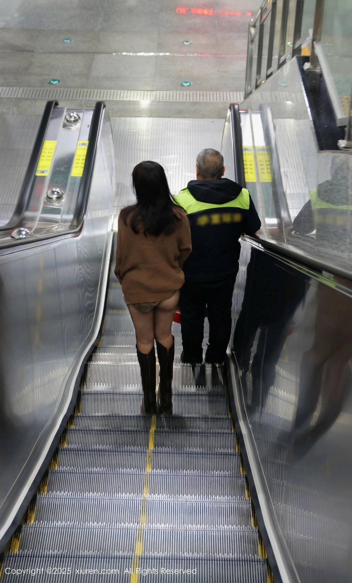 秀人集.com_[XiuRen秀人网]No.9708_模特小薯条nienie深色短裙配白色吊带露超薄黑丝秀美腿诱惑写真72P