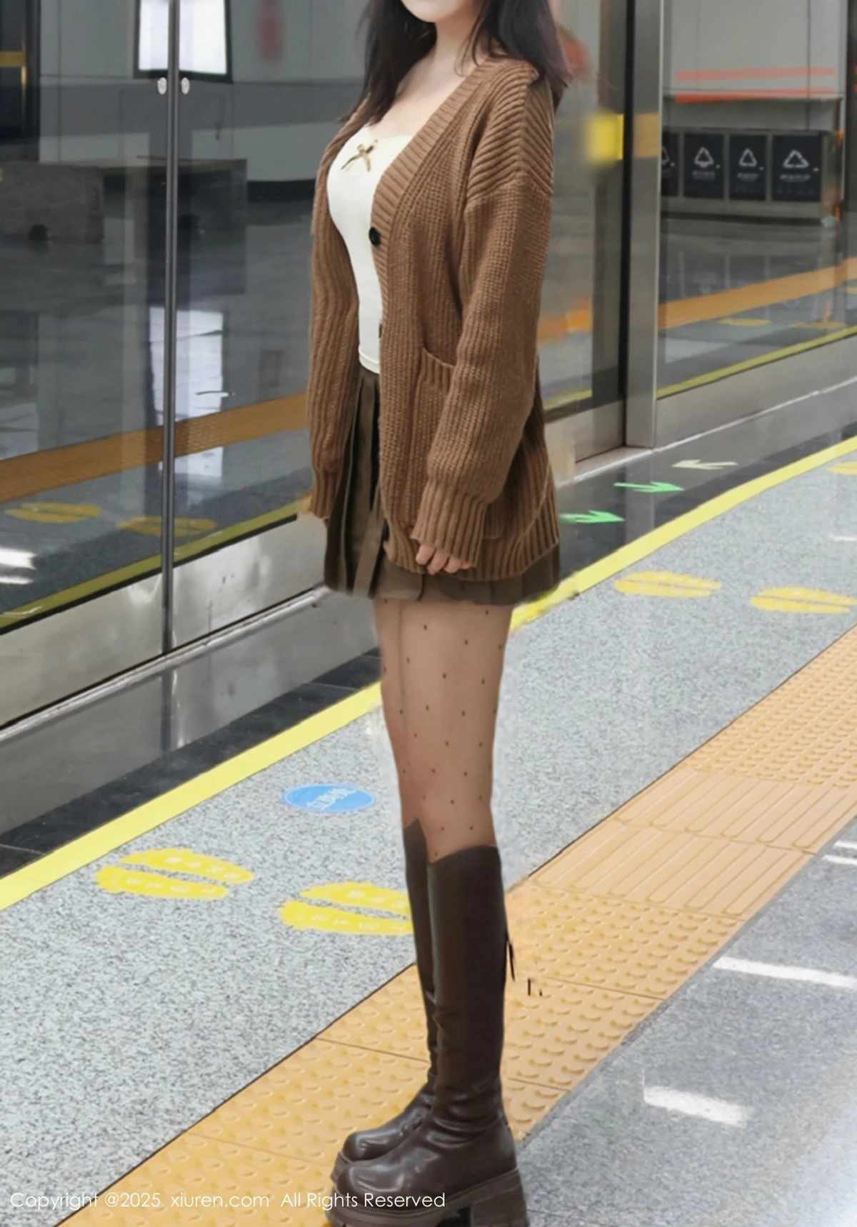 秀人集.com_[XiuRen秀人网]No.9708_模特小薯条nienie深色短裙配白色吊带露超薄黑丝秀美腿诱惑写真72P