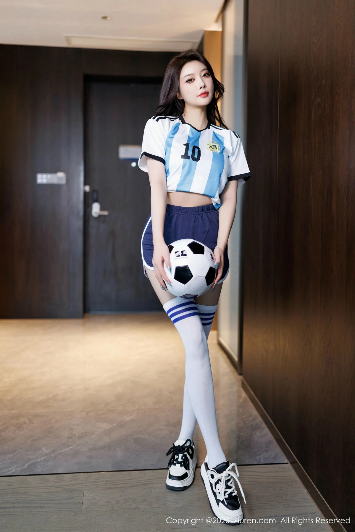 秀人集.com_[XiuRen秀人网]No.9706_女神杨晨晨Yome性感蓝色球衣配白丝袜秀丰腴身材完美诱惑写真99P