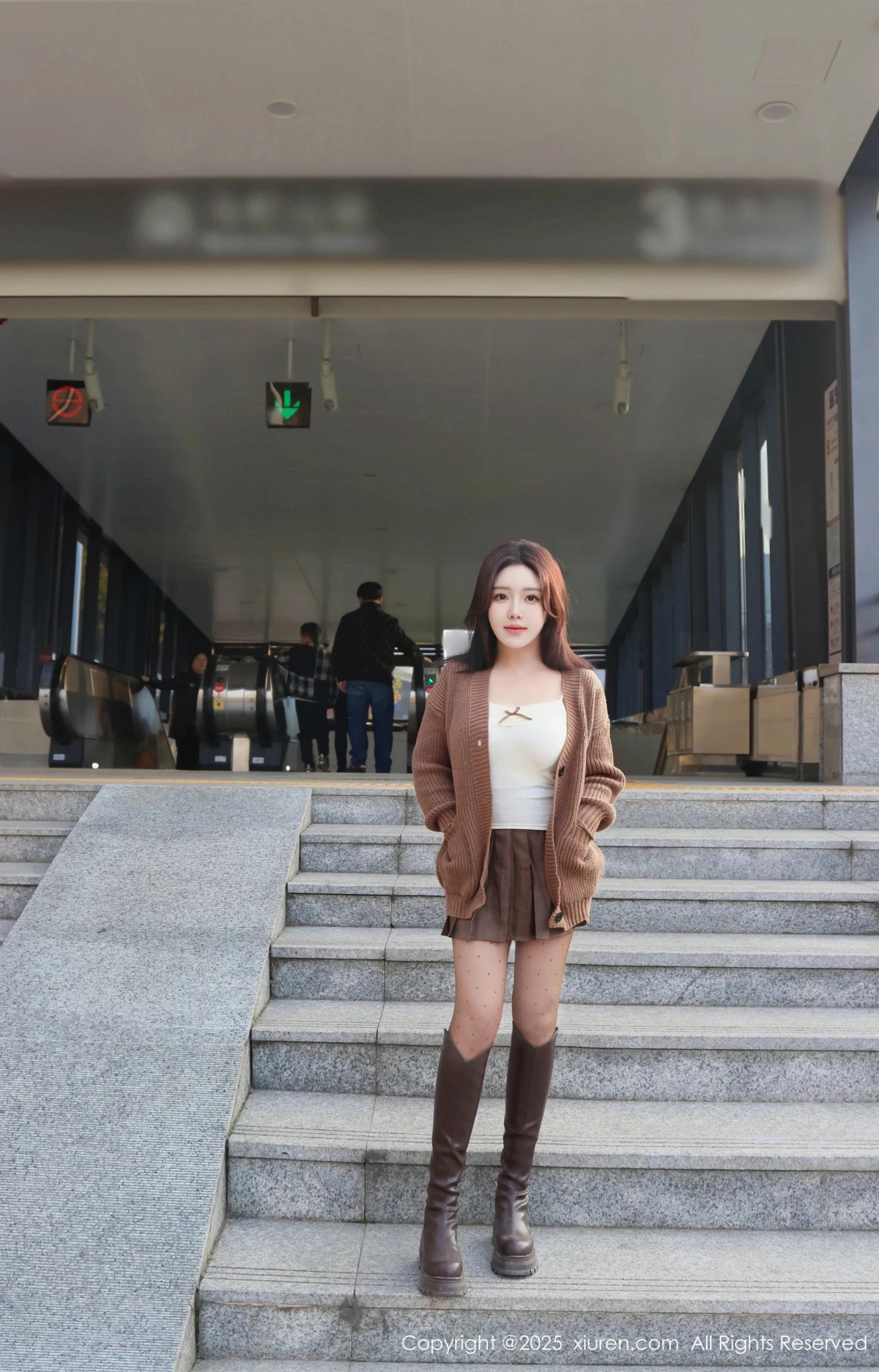 秀人集.com_[XiuRen秀人网]No.9708_模特小薯条nienie深色短裙配白色吊带露超薄黑丝秀美腿诱惑写真72P