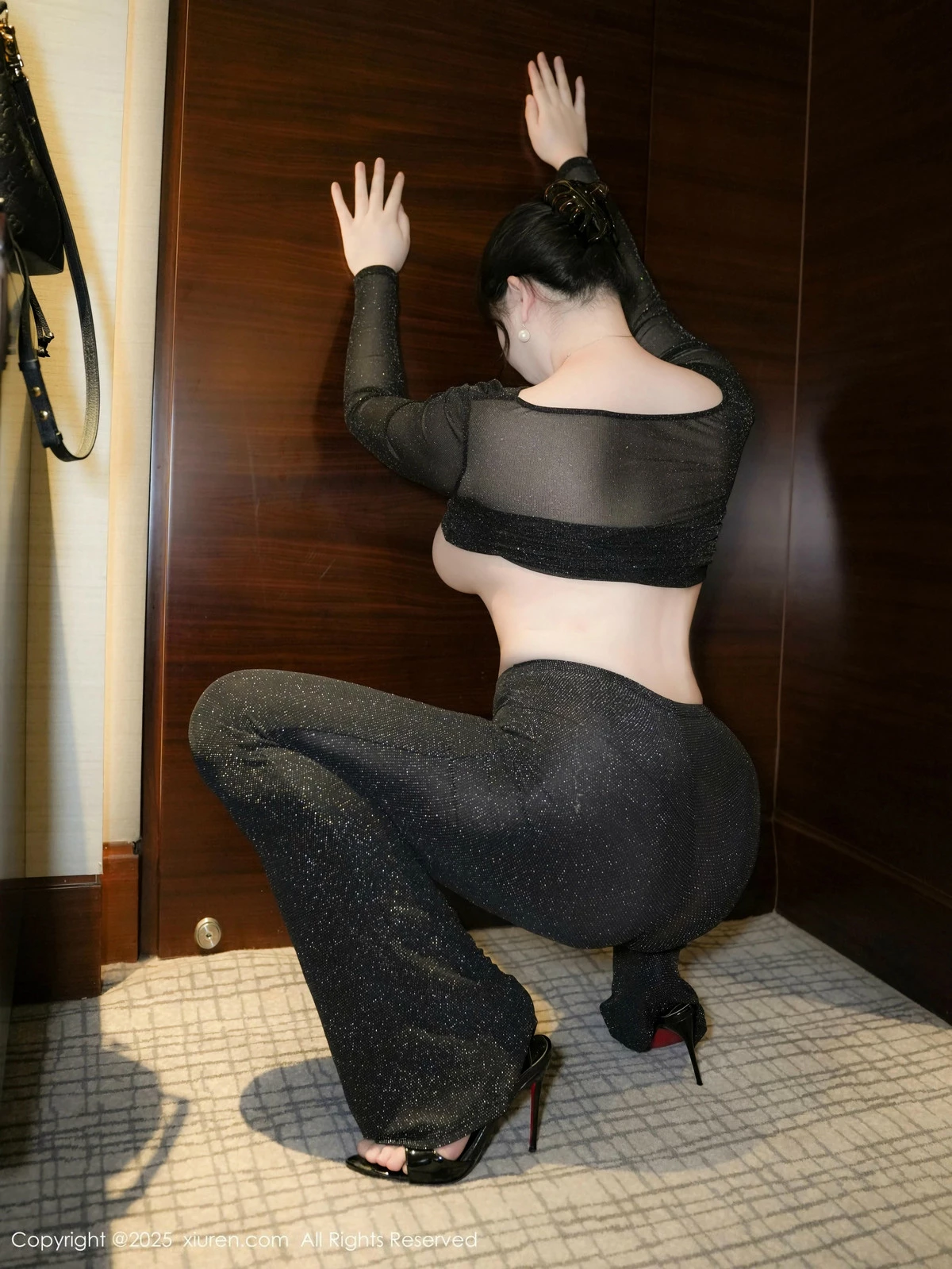 秀人集.com_[XiuRen秀人网]No.9725_模特风景尤美性感黑色轻透服饰套装半脱秀丰腴身材撩人诱惑写真74P