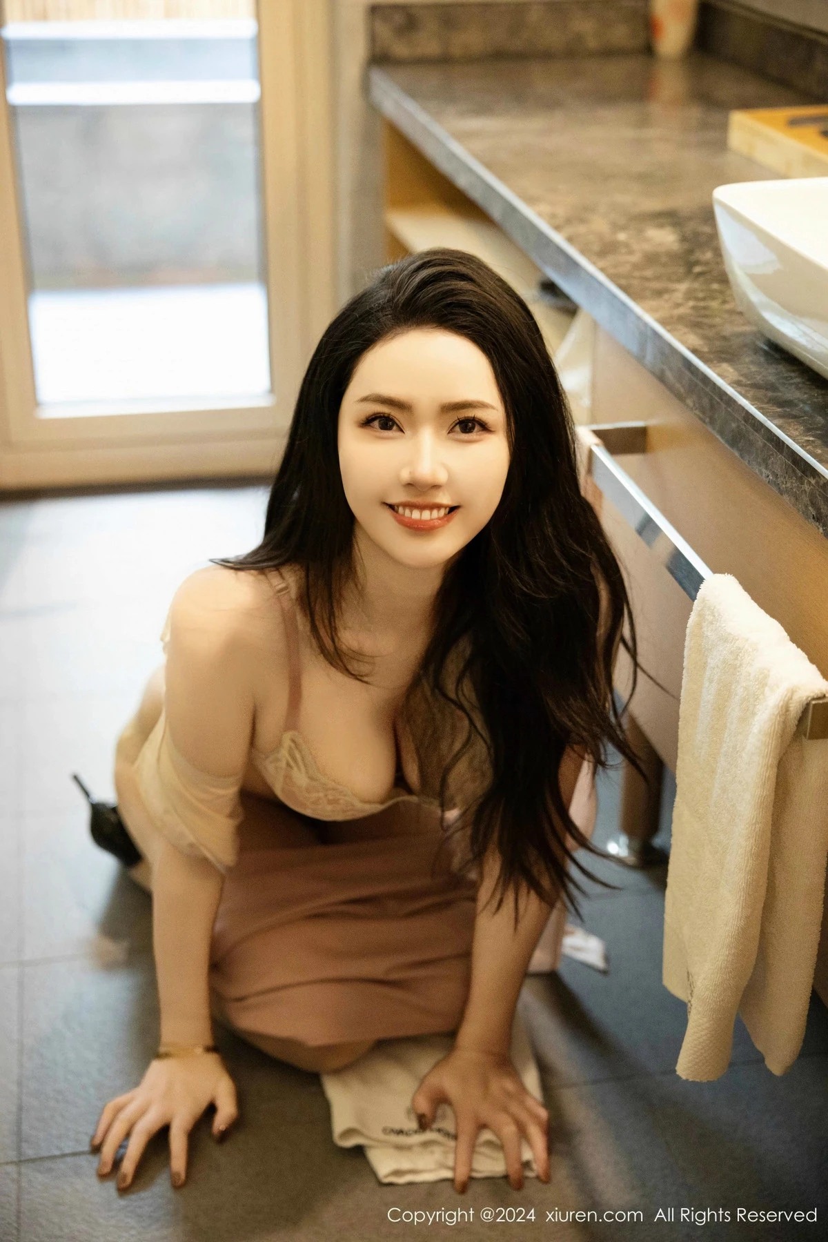 秀人集.com_[XiuRen秀人网]No.9646_模特方子萱性感粉色短裙露黄色内衣配开档肉丝秀凹凸身材诱惑写真85P