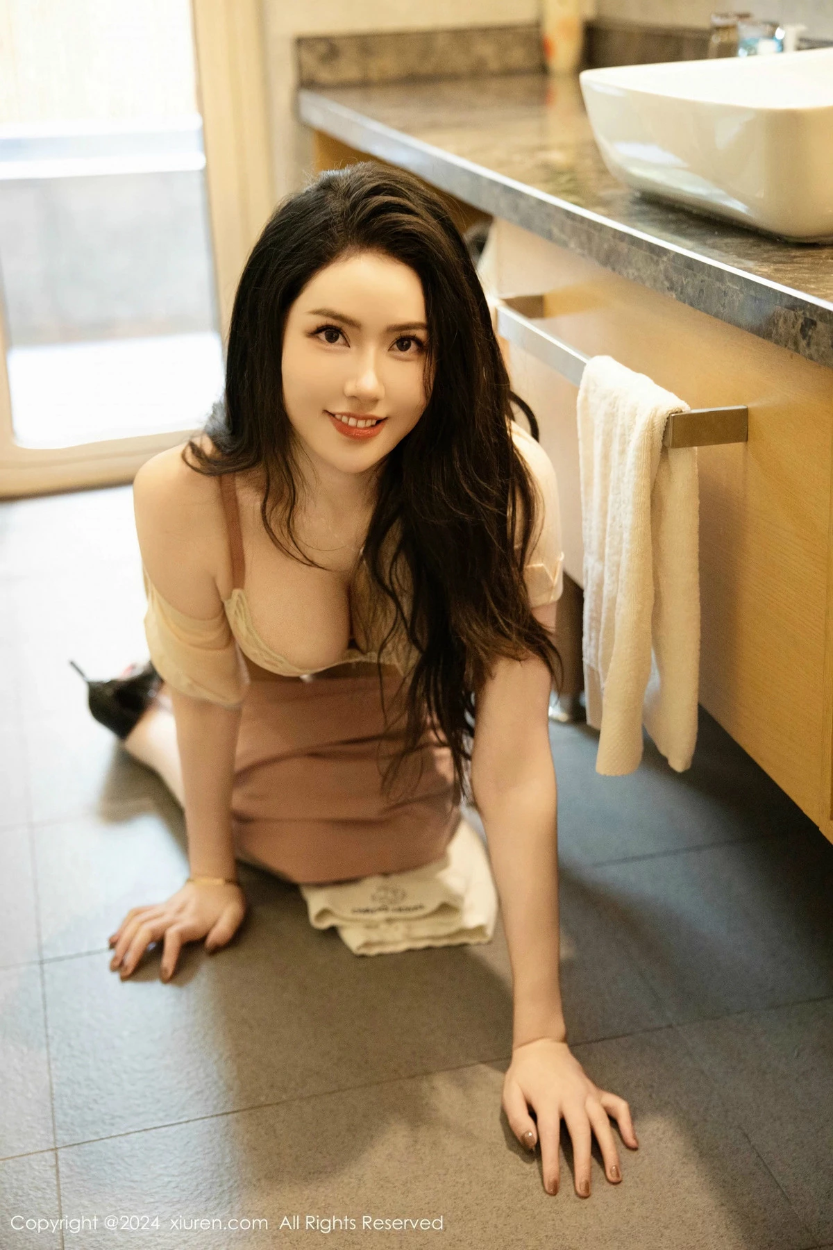 秀人集.com_[XiuRen秀人网]No.9646_模特方子萱性感粉色短裙露黄色内衣配开档肉丝秀凹凸身材诱惑写真85P