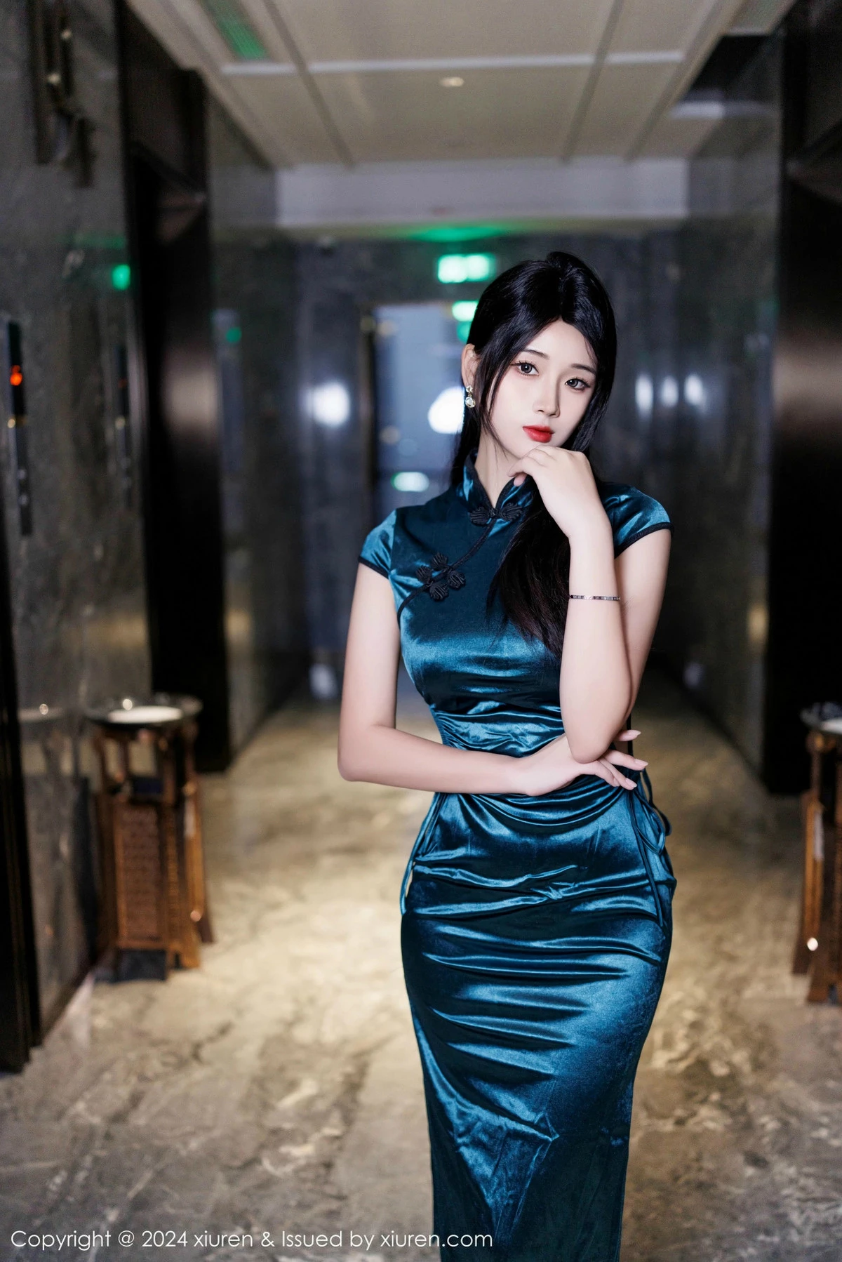 秀人集.com_[XiuRen秀人网]No.9653_模特南乔性感墨绿色旗袍露黑色蕾丝内衣配超薄黑丝极致魅惑写真80P