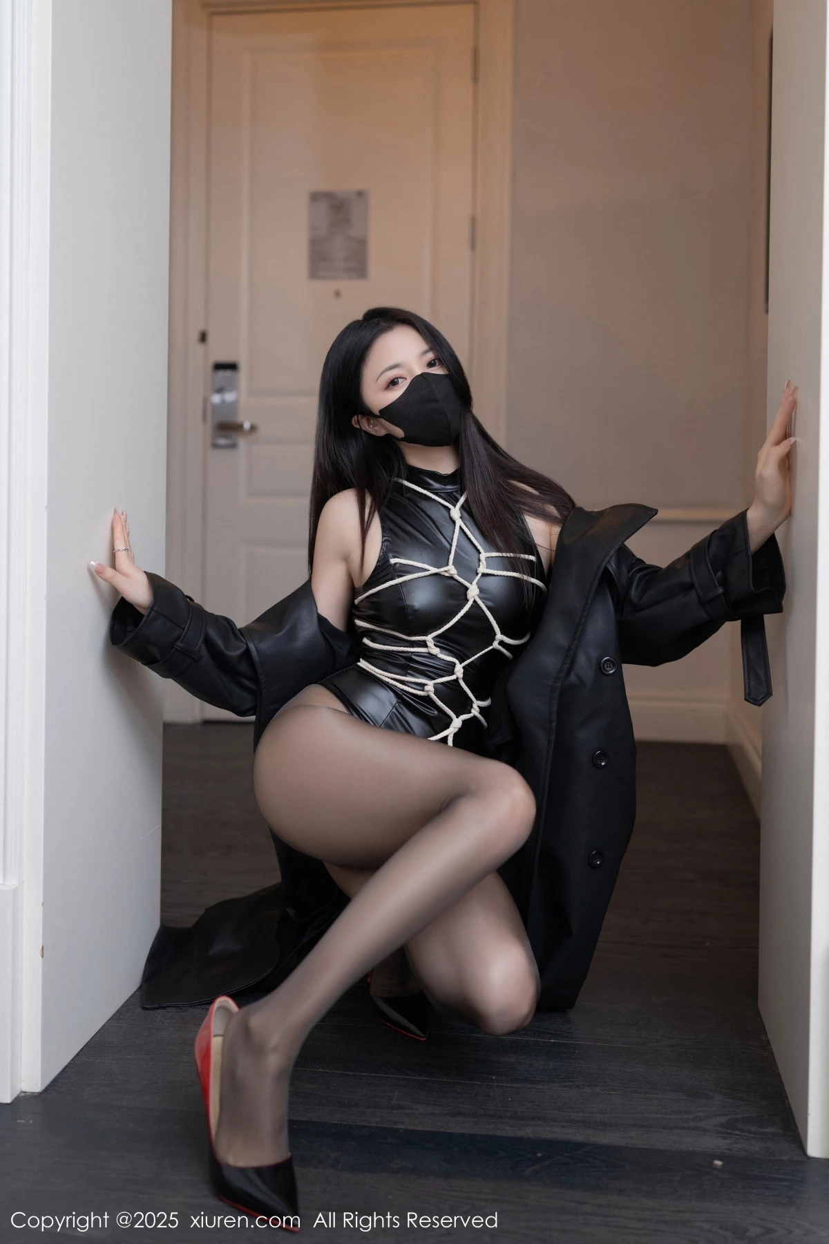 秀人集.com_[XiuRen秀人网]No.9835_模特鱼子酱Fish性感黑色皮质服饰配超薄黑丝秀曼妙身材诱惑写真80P