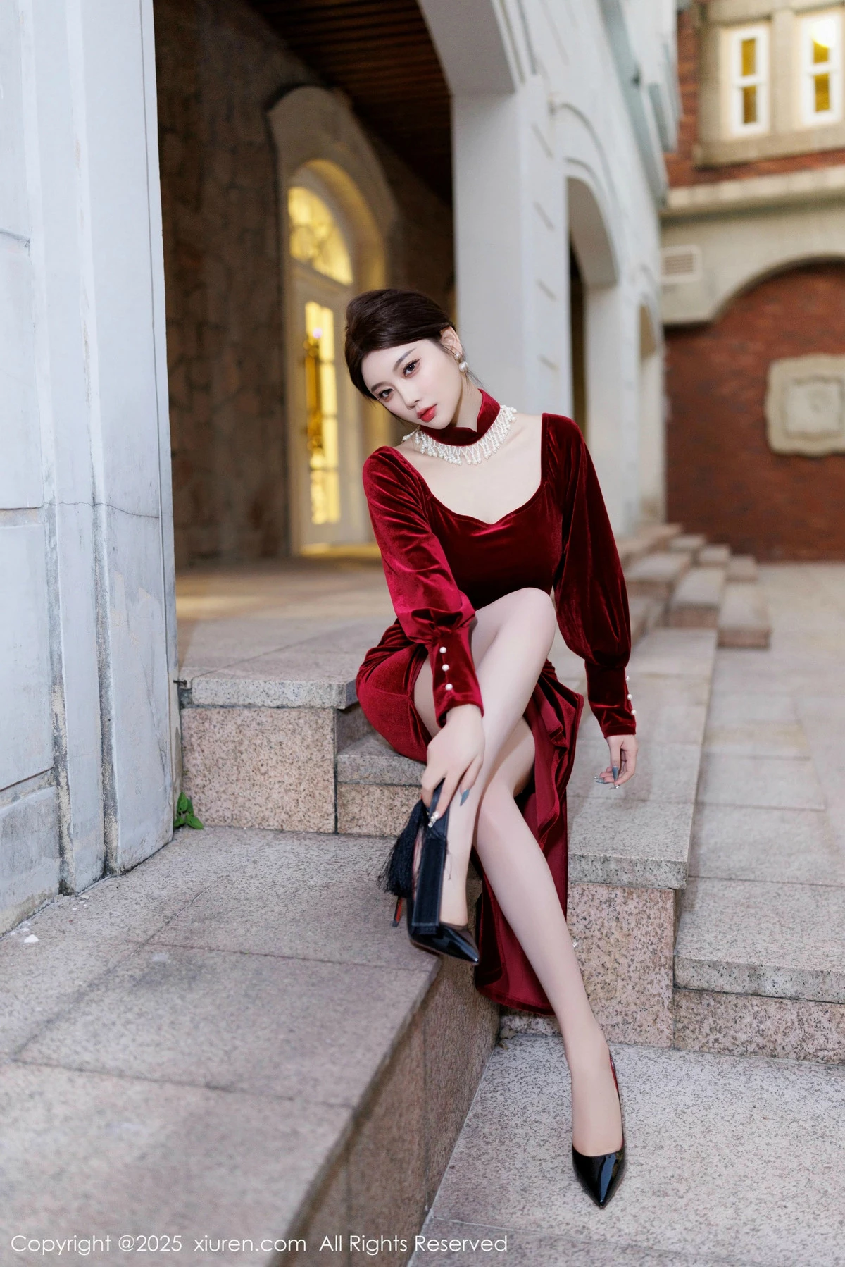 秀人集.com_[XiuRen秀人网]No.9831_女神杨晨晨Yome性感深色旗袍+红色蕾丝内衣秀丰腴身材诱惑写真90P